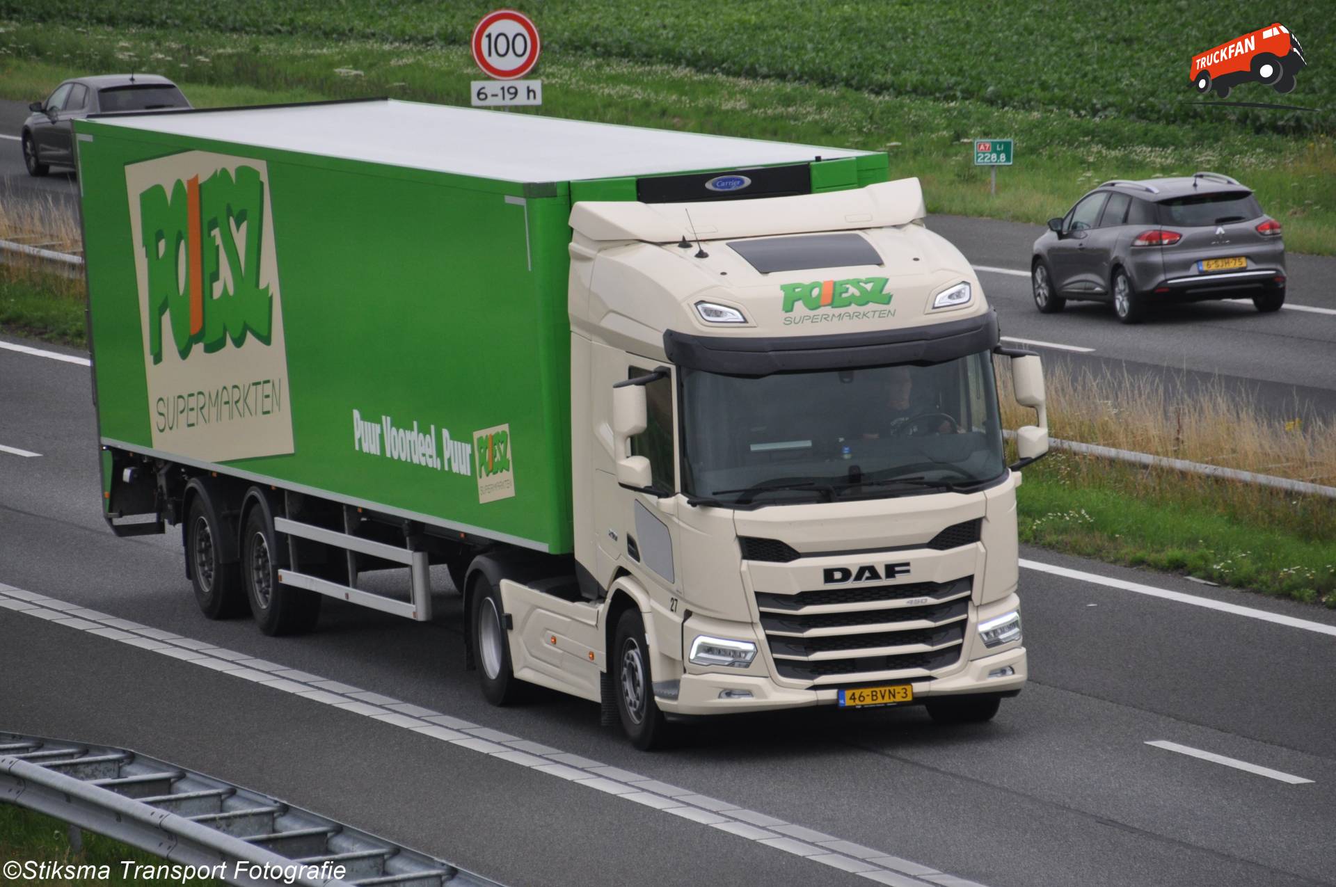 DAF XD koel/vries transport bij Poiesz Supermarkten