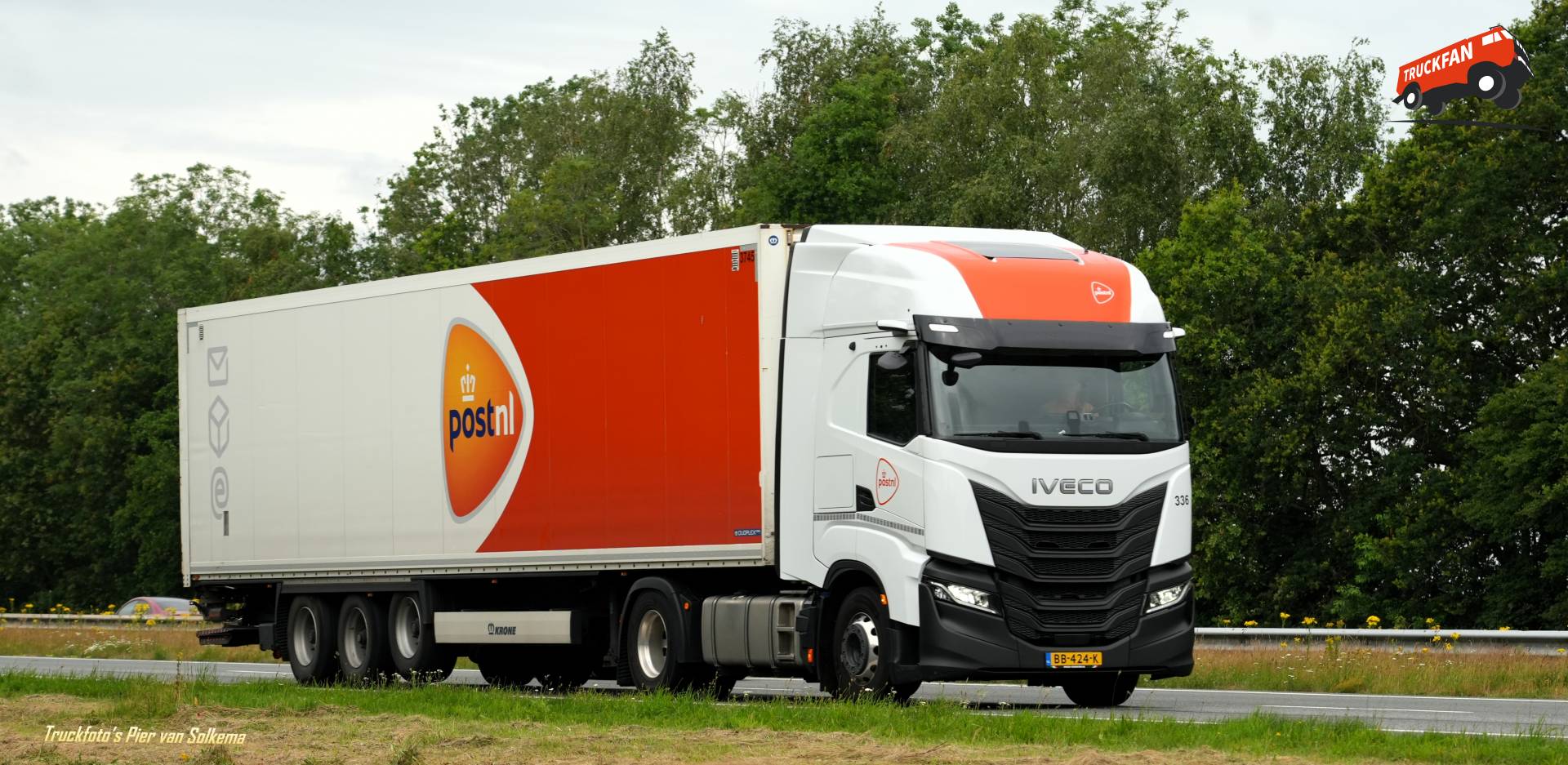 Iveco S Way vrachtwagen op A7 Drachten
