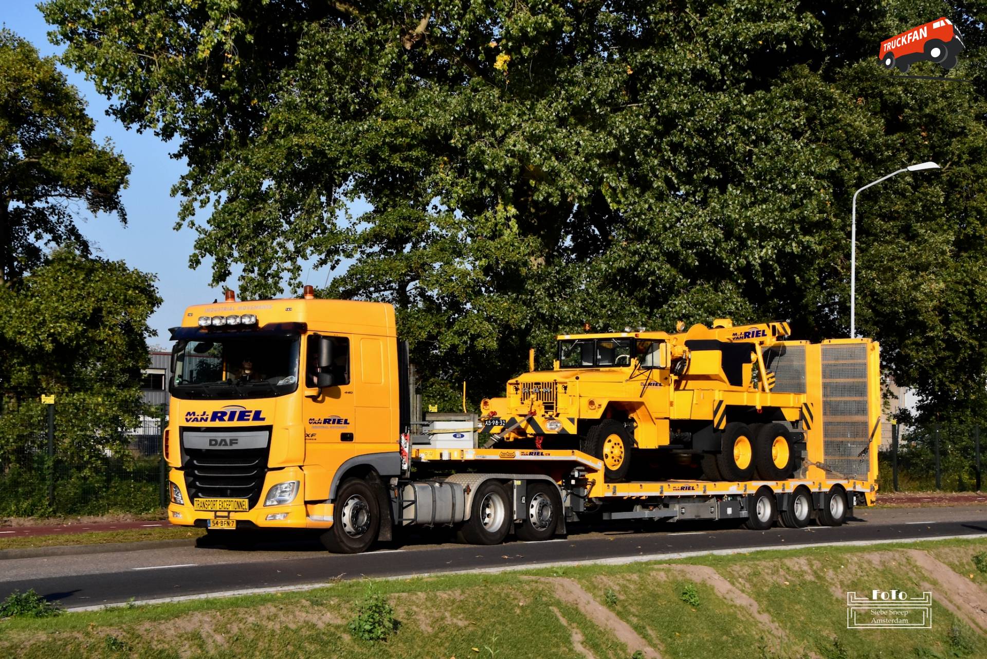Een DAF XF 440 FTR van M.J. van Riel uit Tilburg, bouwjaar 2015, kenteken 54-BFN-7 met op de oplegger een RAM 10.000 SF van M.J. van Riel uit Tilburg, bouwjaar 1969, kenteken XS-98-32.