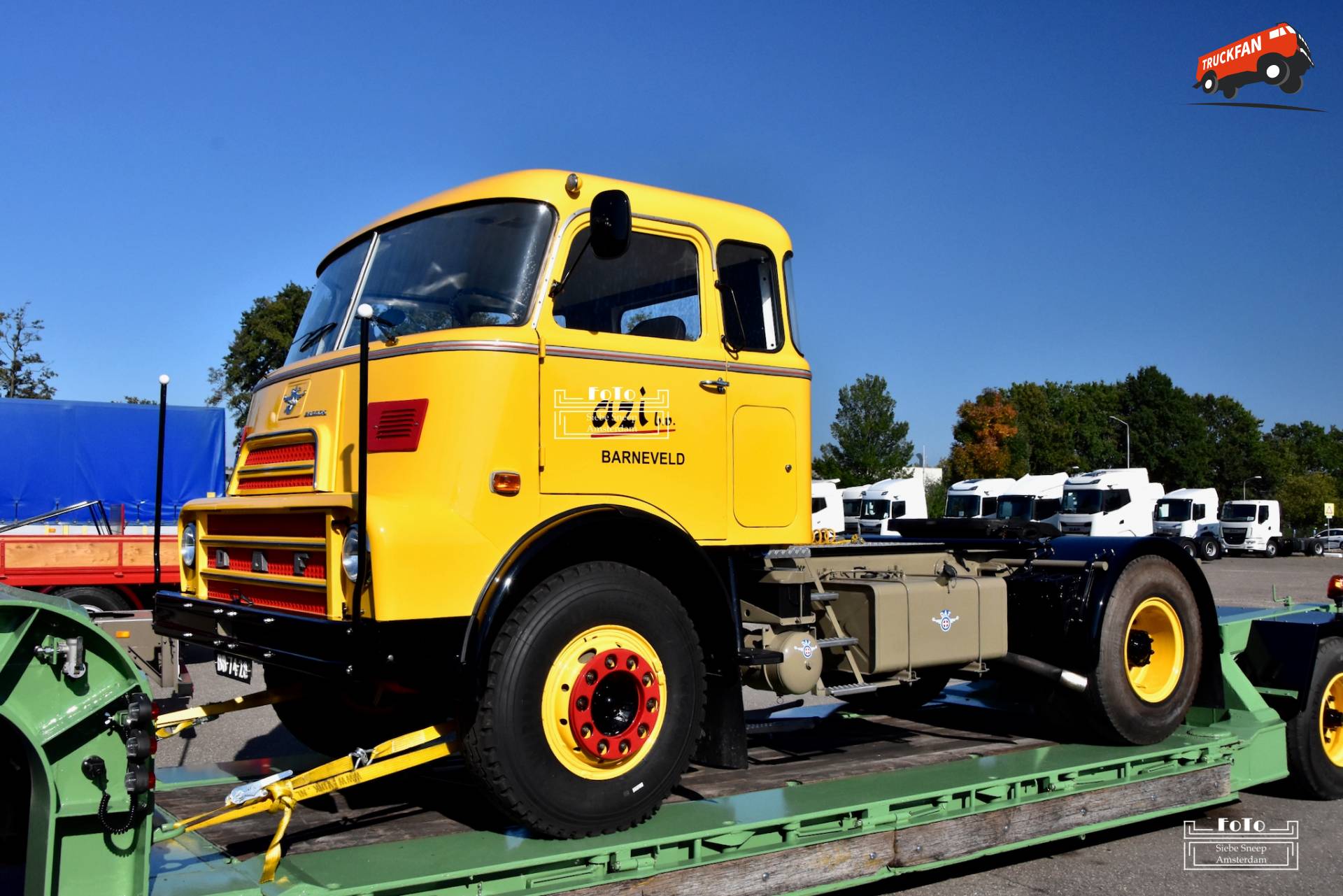 Een DAF T2400DK370 trekker van azi b.v. uit Barneveld, bouwjaar 1968, kenteken BB-74-28.