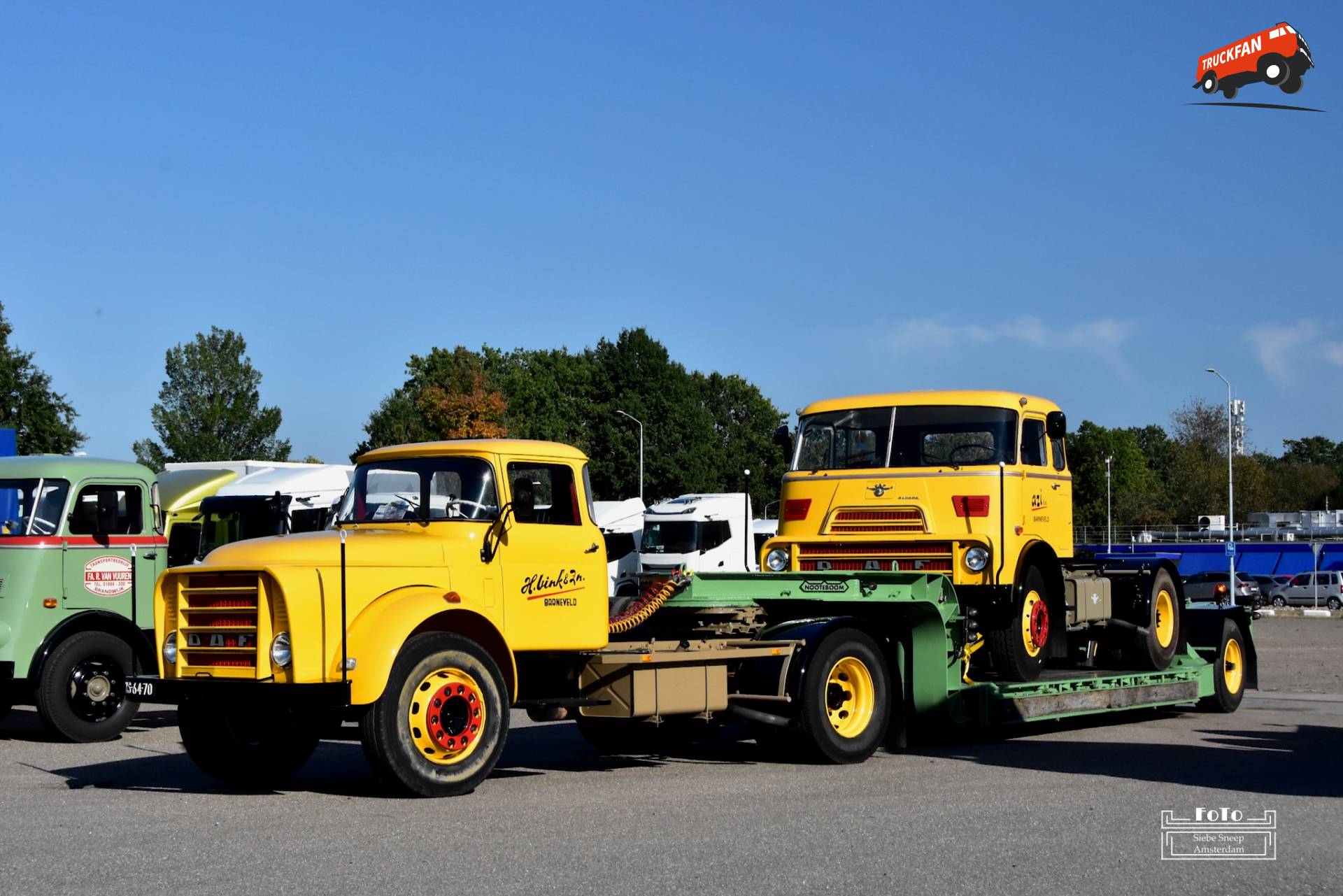 Een DAF T18DH390 van H. Vink & Zn uit Barneveld, bouwjaar 1968, kenteken XS-64-70, met Nooteboom dieplader, beladen met een DAF T2400DK370 trekker van azi b.v. uit Barneveld, bouwjaar 1968, kenteken BB-74-28.