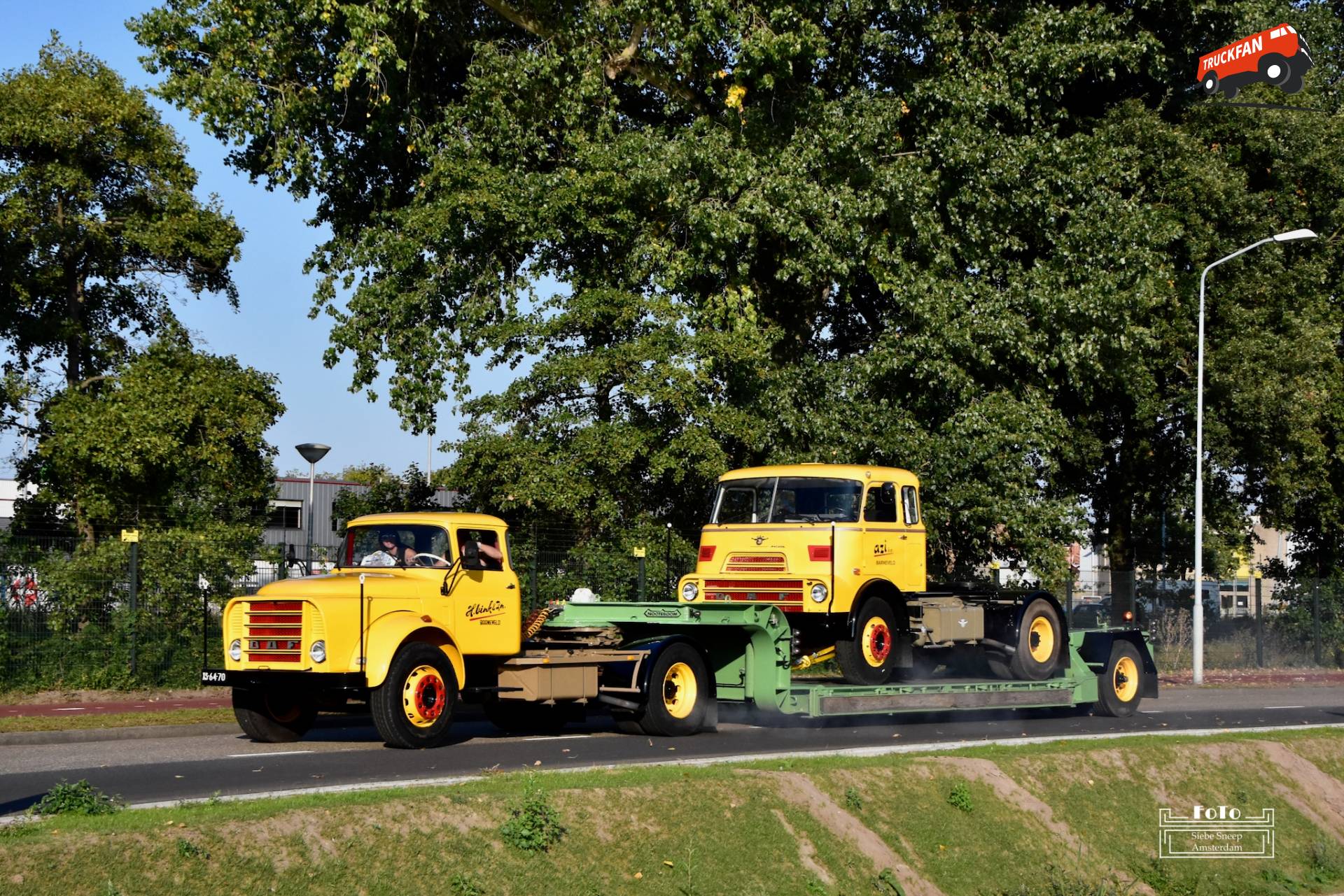Een DAF T18DH390 van H. Vink & Zn uit Barneveld, bouwjaar 1968, kenteken XS-64-70, met Nooteboom dieplader, beladen met een DAF T2400DK370 trekker van azi b.v. uit Barneveld, bouwjaar 1968, kenteken BB-74-28.
