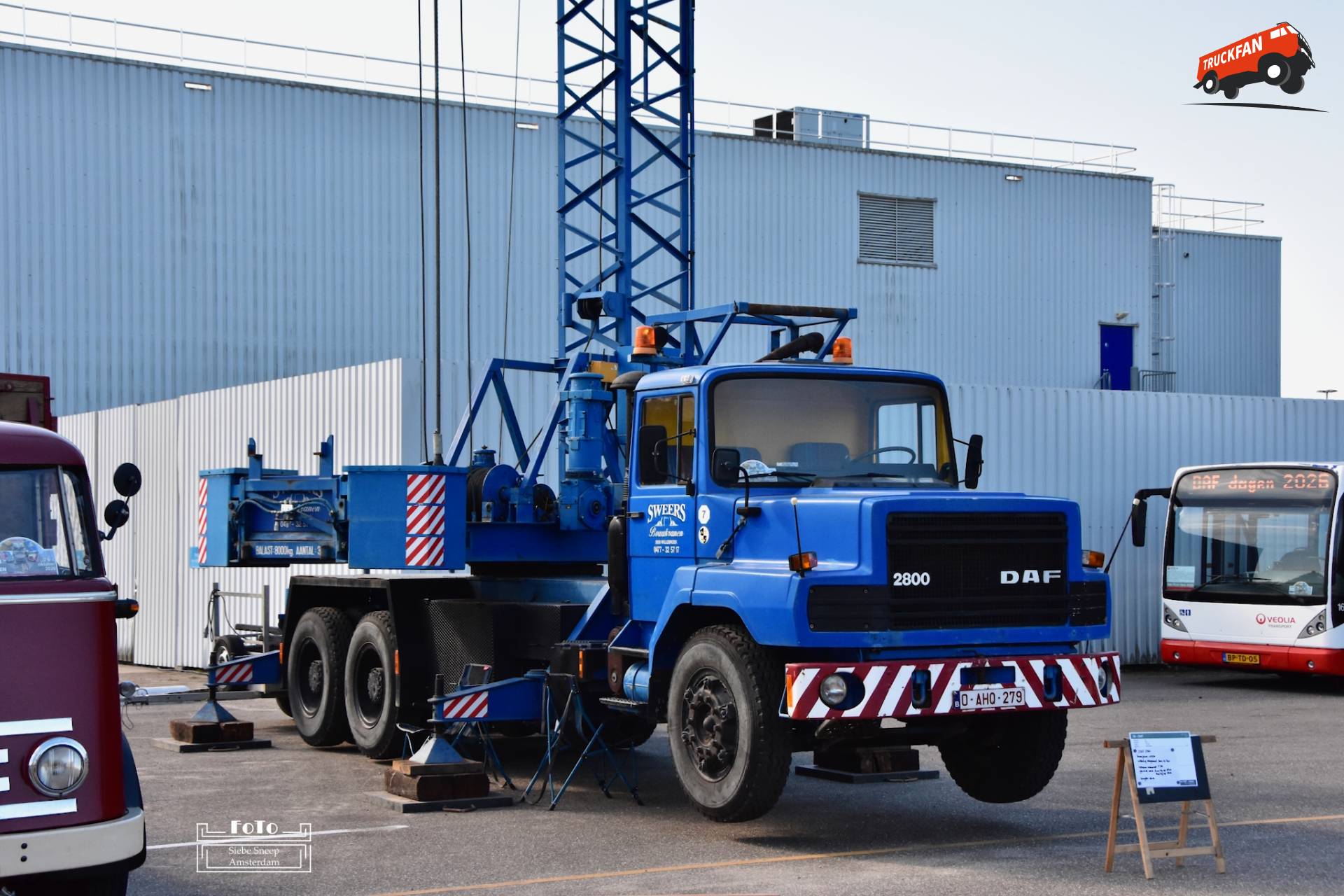Een DAF NAT2800 van Sweers Bouwkranen uit Willebroek (B), wagenparknummer 7, bouwjaar 1982, kenteken O-AHQ-279, met 2-assig aanhangwagentje.