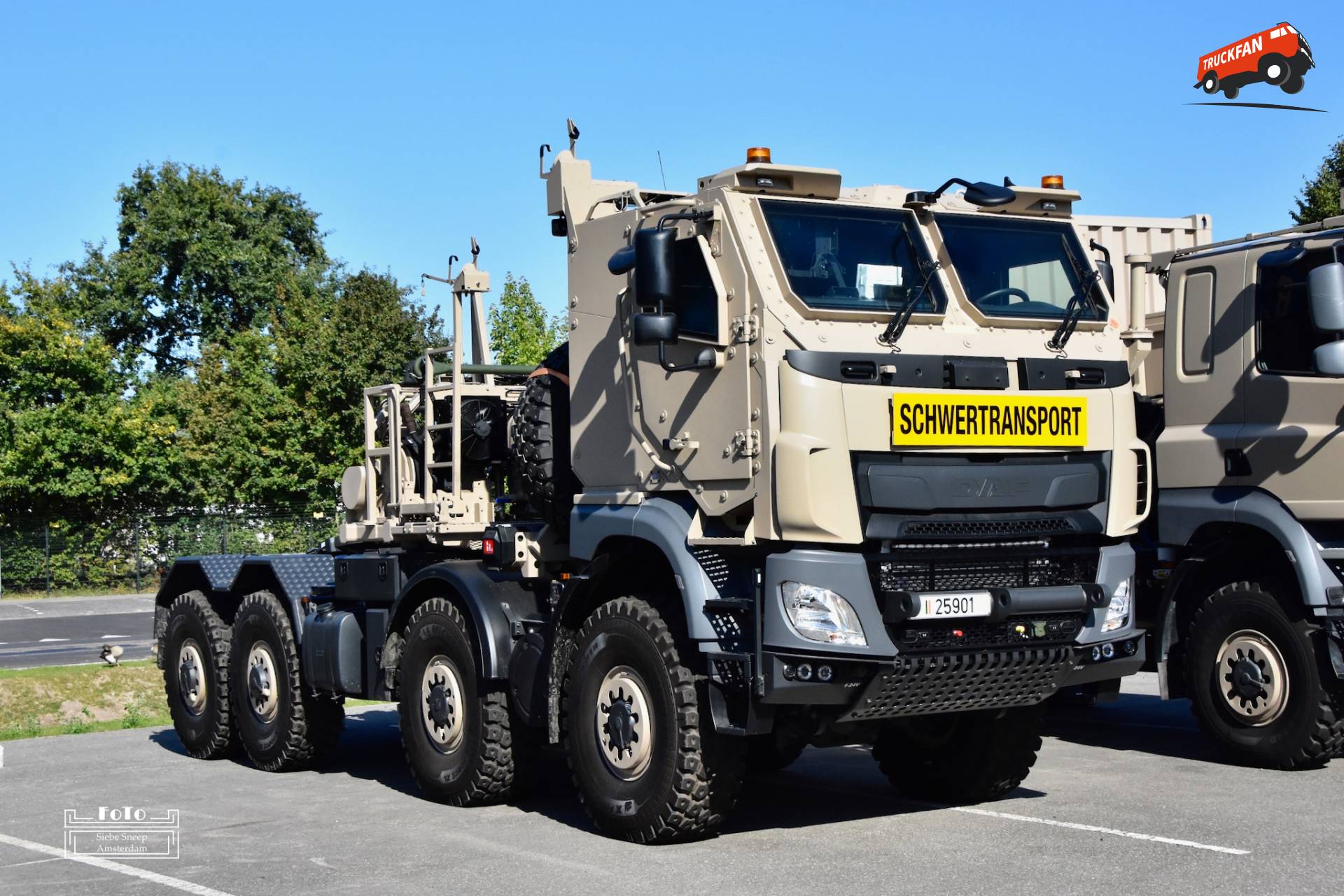 Een DAF CF Military 8x8 van het Belgische leger, kenteken 25901.