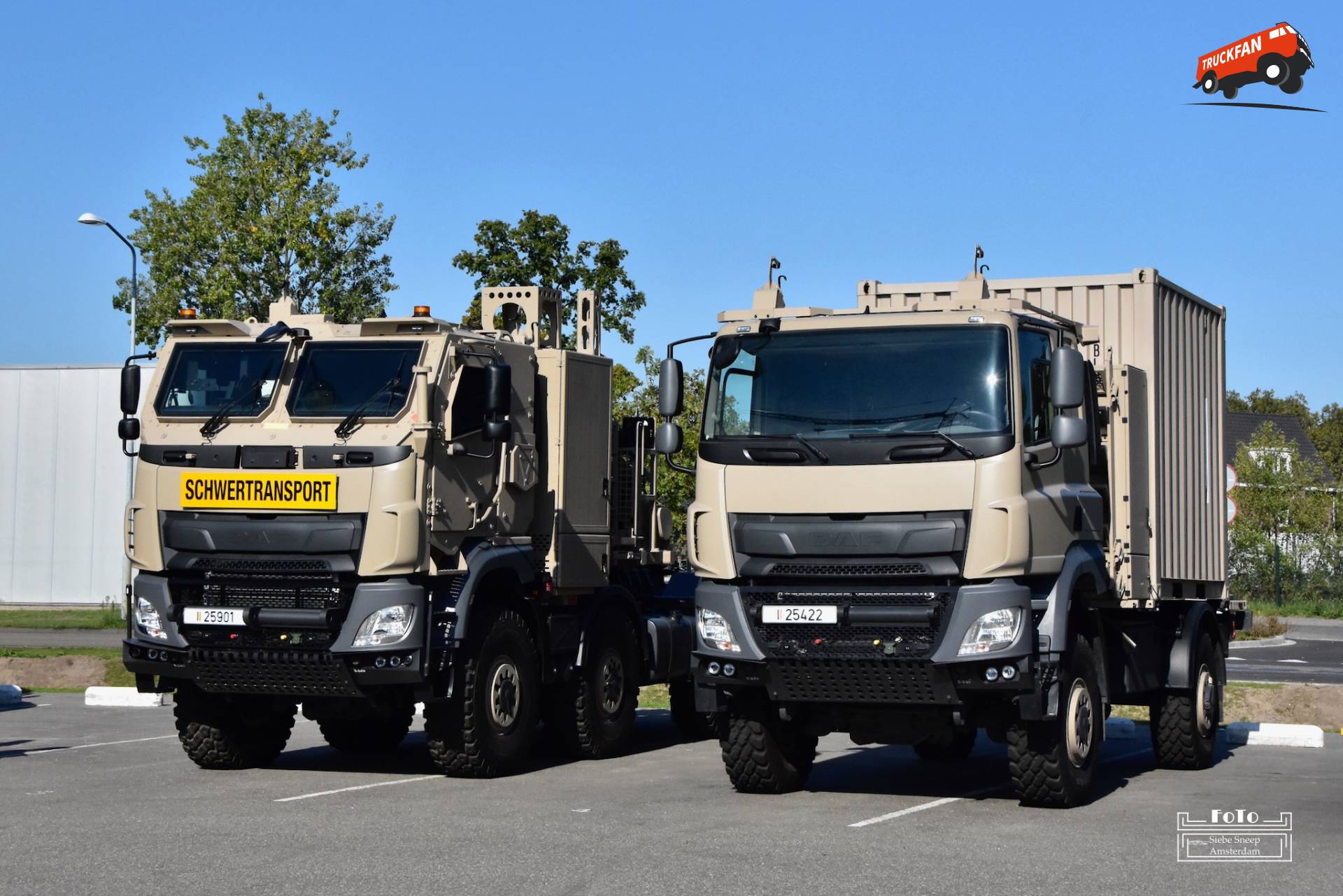 V.l.n.r. een DAF CF Military 8x8 en een DAF CF Military 4x4 van het Belgische leger, kentekens 25901 en 25422.