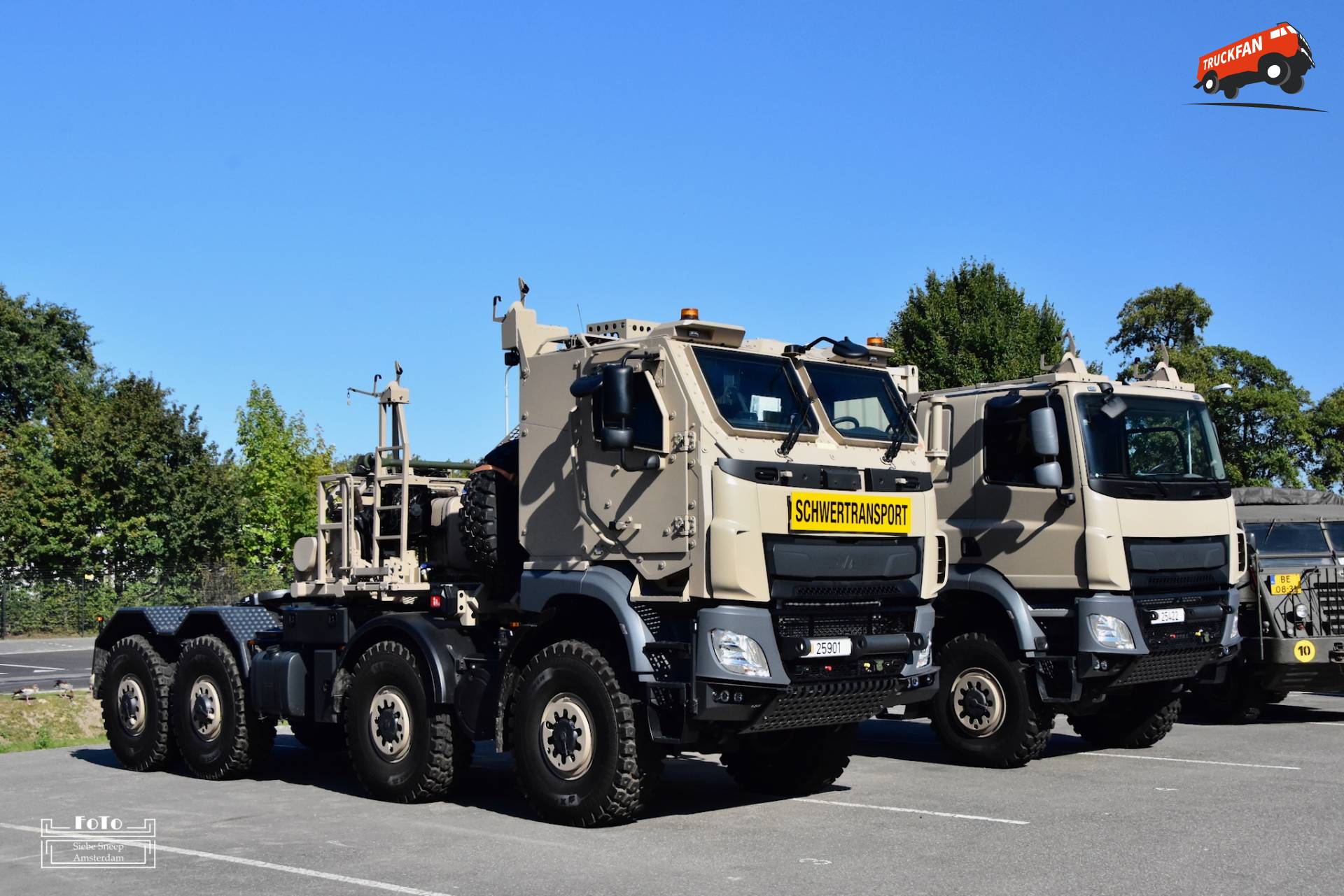 V.l.n.r. een DAF CF Military 8x8 en een DAF CF Military 4x4 van het Belgische leger, kentekens 25901 en 25422.