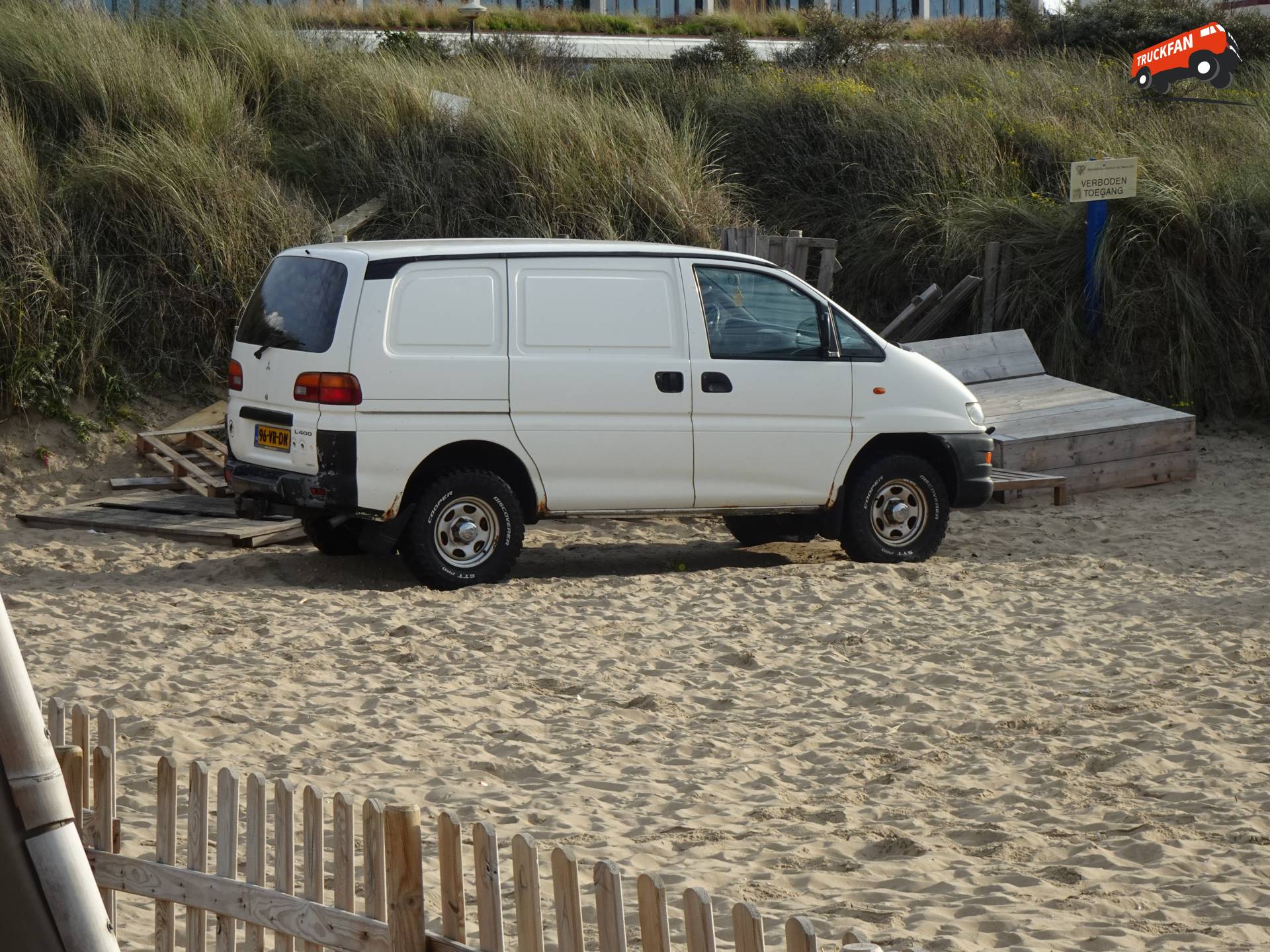 Mitsubishi L400 truck