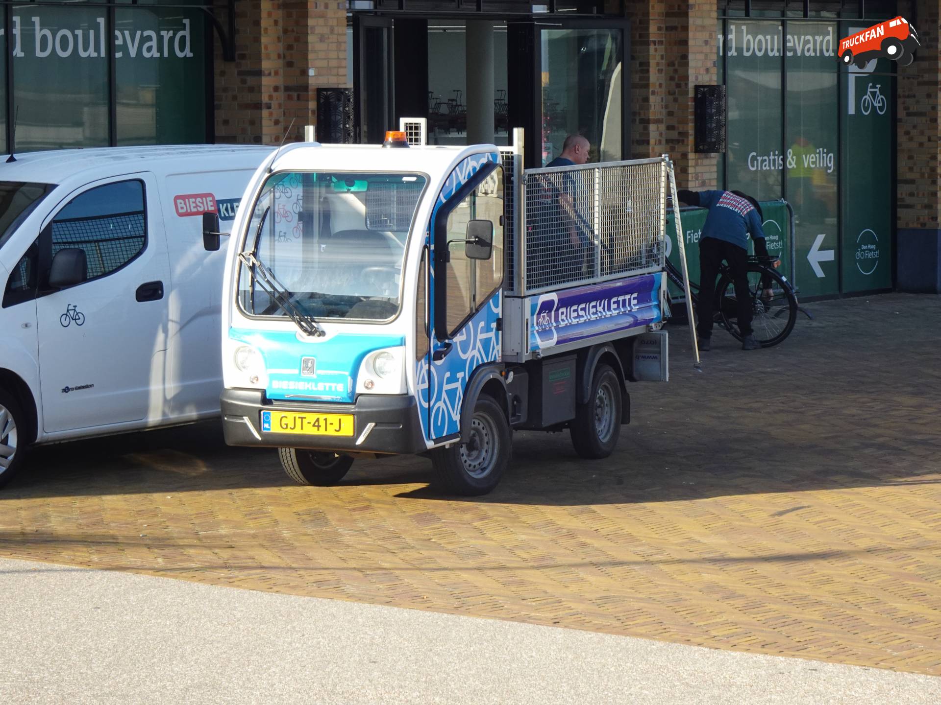 Goupil G3L voertuig op boulevard in Scheveningen