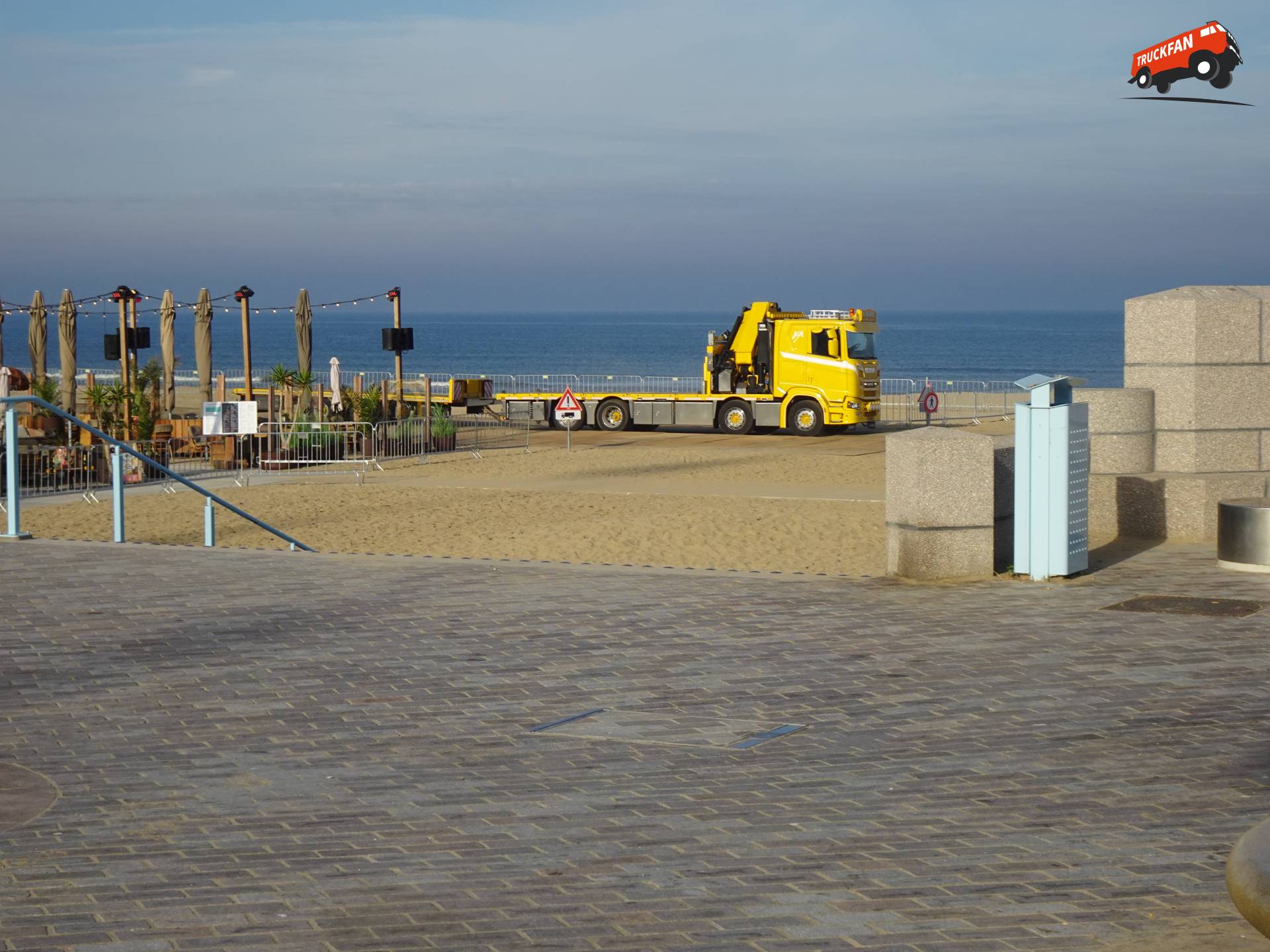 Scania truck op het strand van Scheveningen