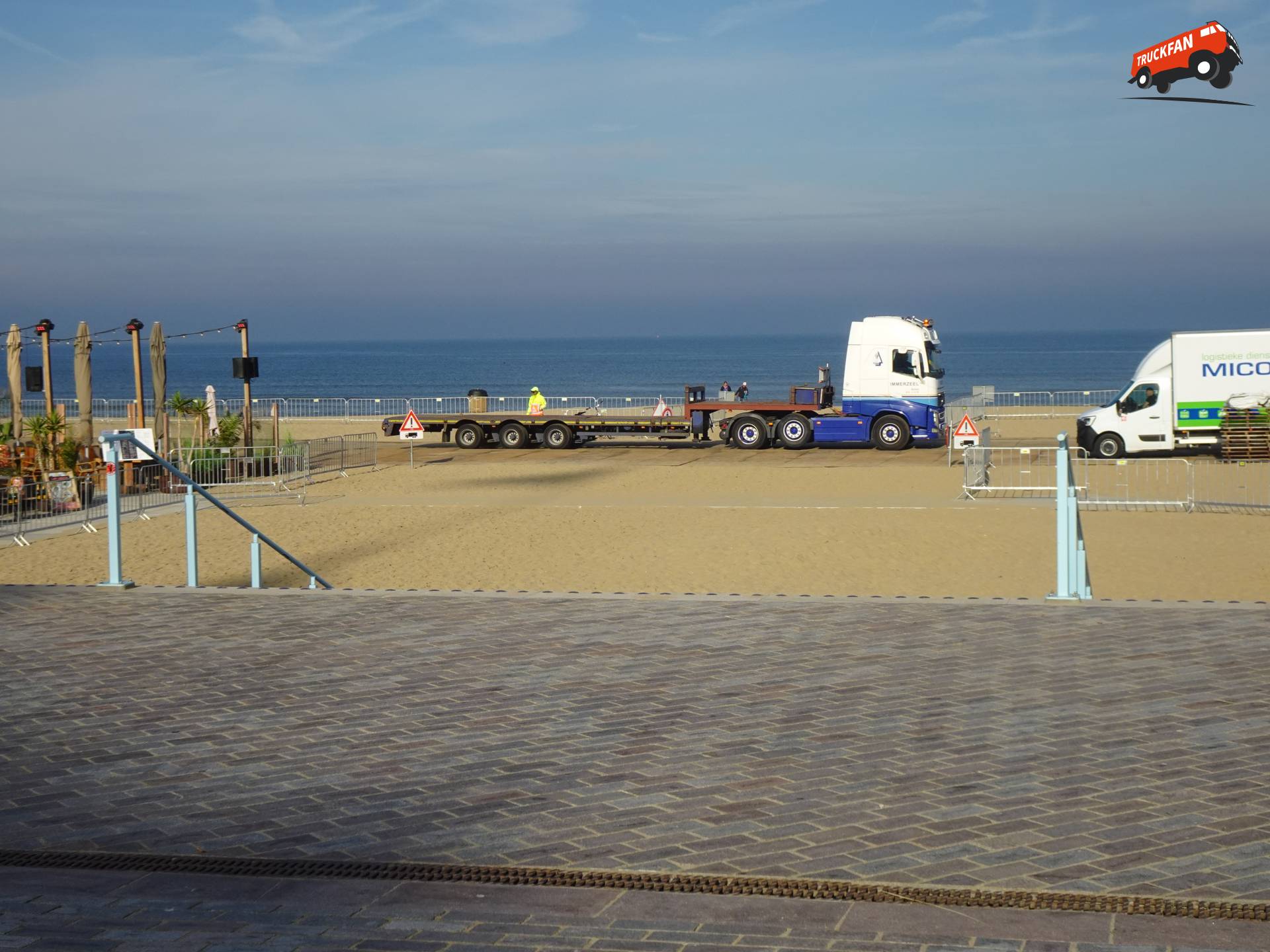 Volvo FH truck op strand van Scheveningen