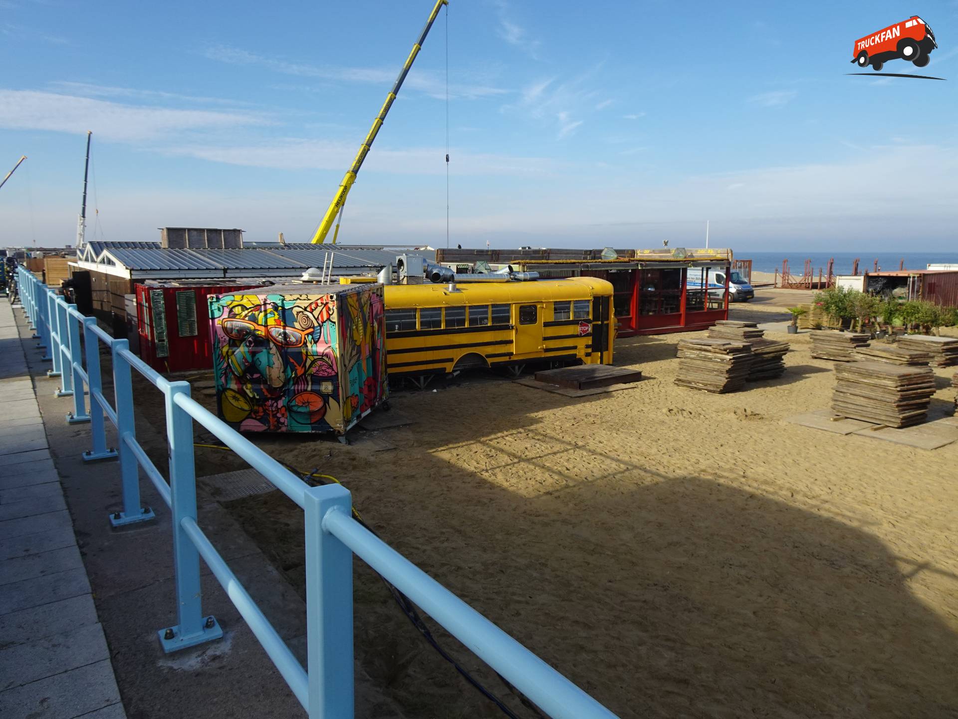 Schoolbus als strandtent op Scheveningen strand