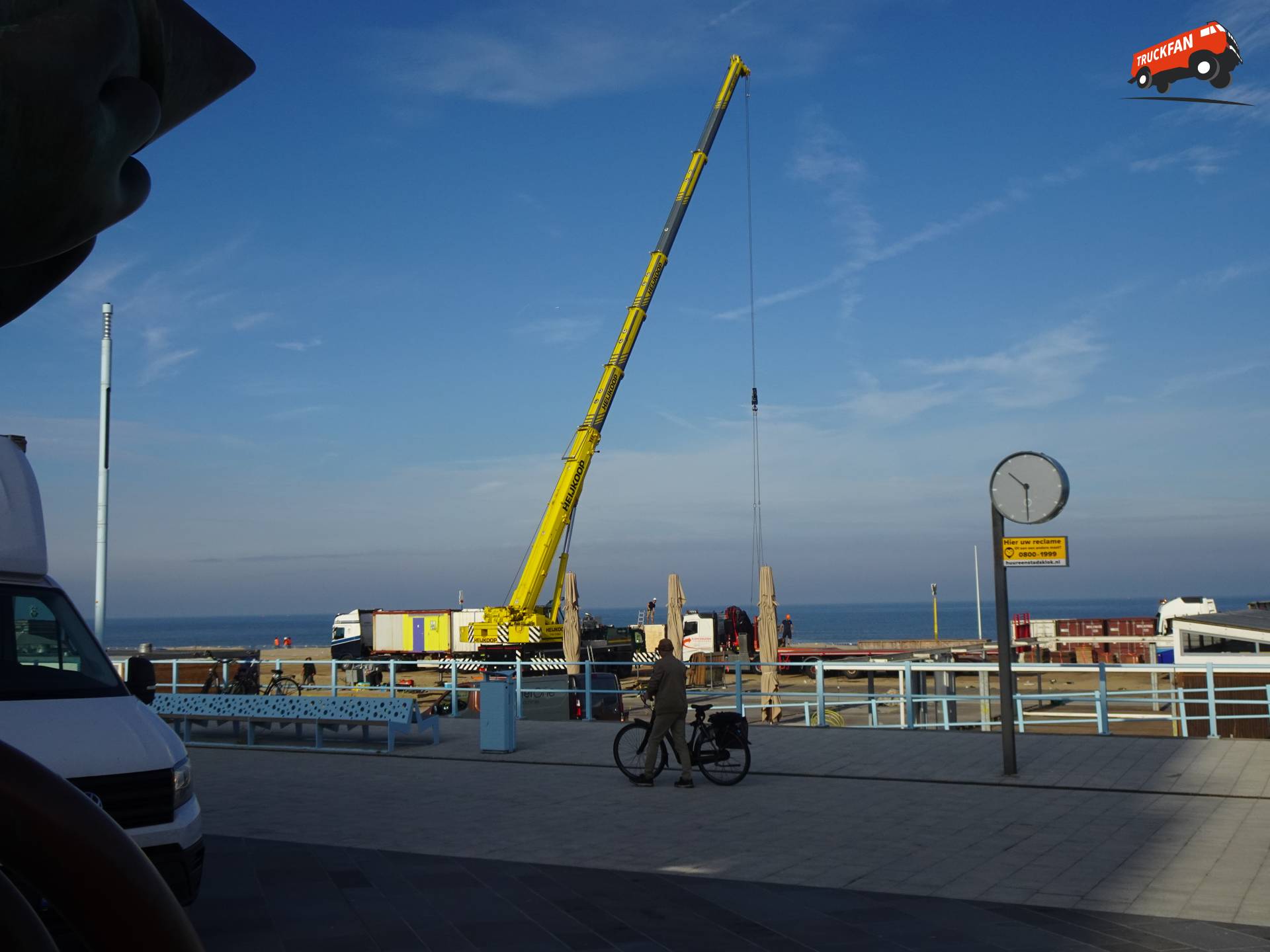Liebherr LTM 1150 hijskraan bij strandtenten
