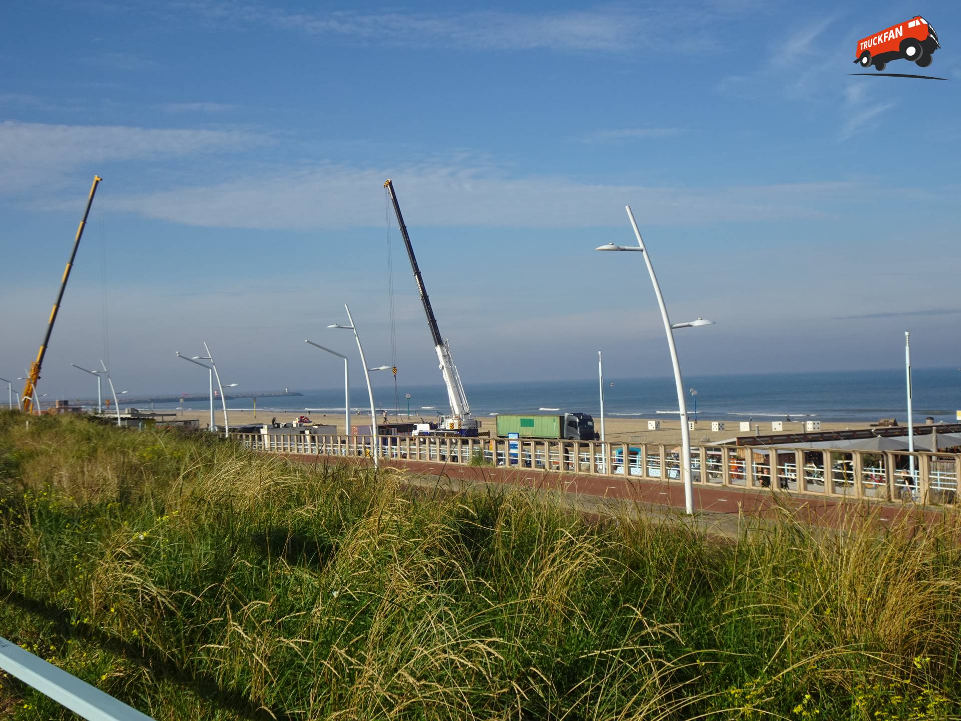 Liebherr LTM1100 hijskraan bij strandtenten