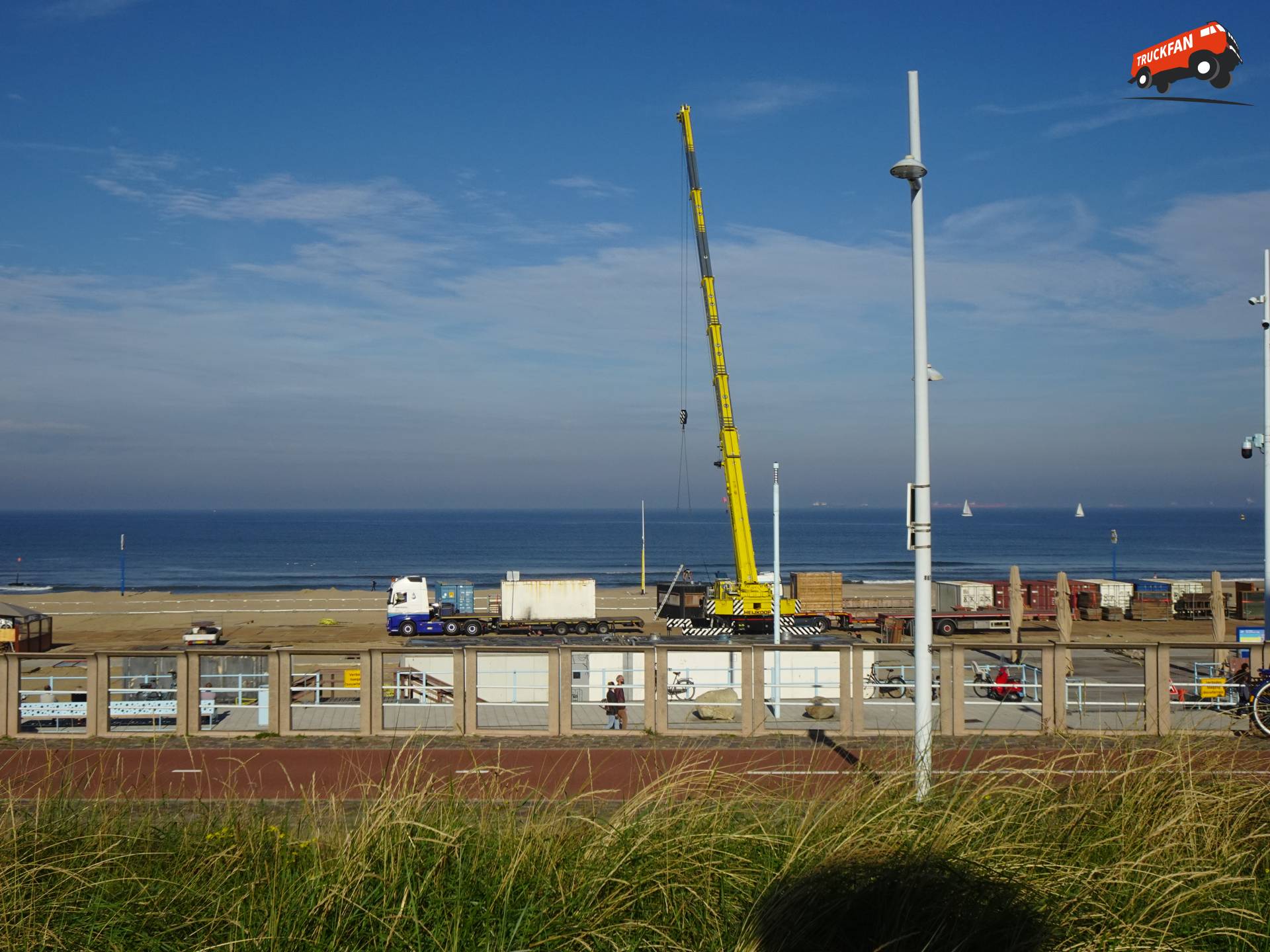 Liebherr LTM1150 verwijdert strandtenten