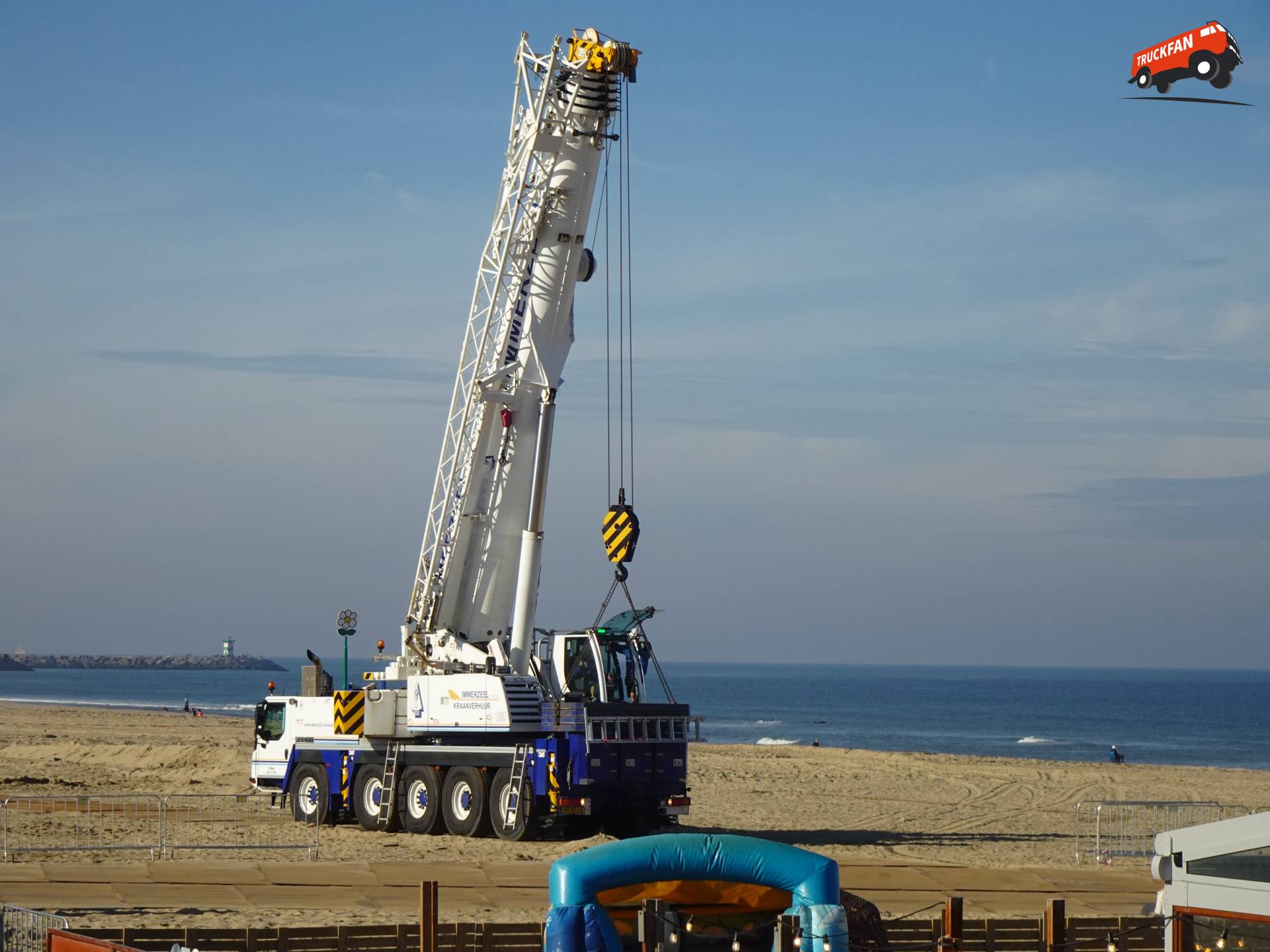 Liebherr LTM1100 op strand van Scheveningen