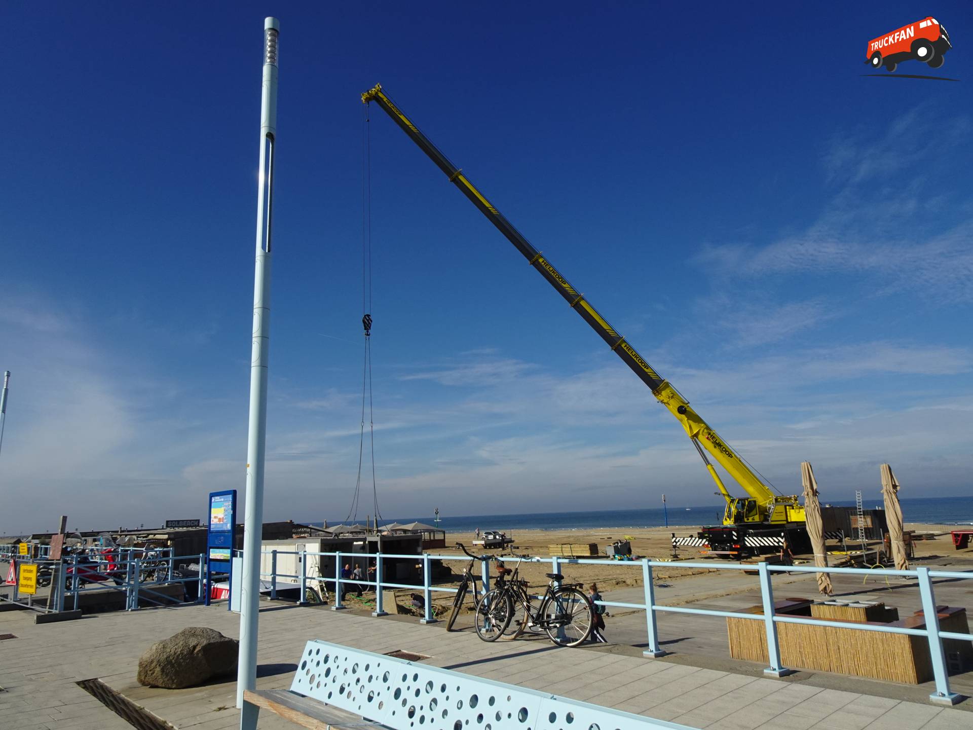 Liebherr LTM1150 Kraan bij het verwijderen van strandtenten