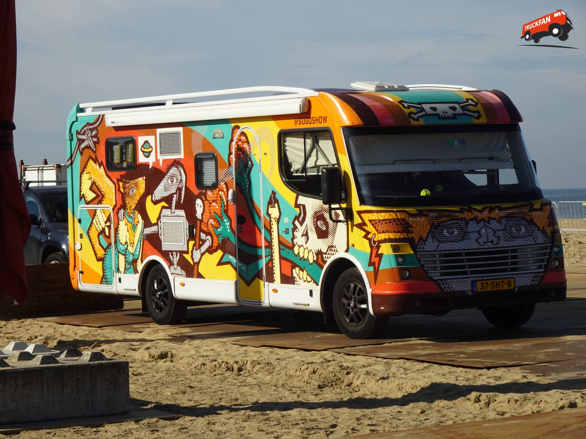 Dethleffs camper op het strand van Scheveningen
