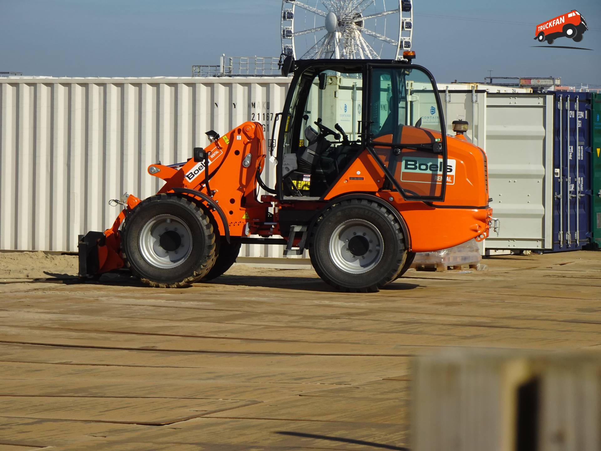 Shovel van Boels in Scheveningen