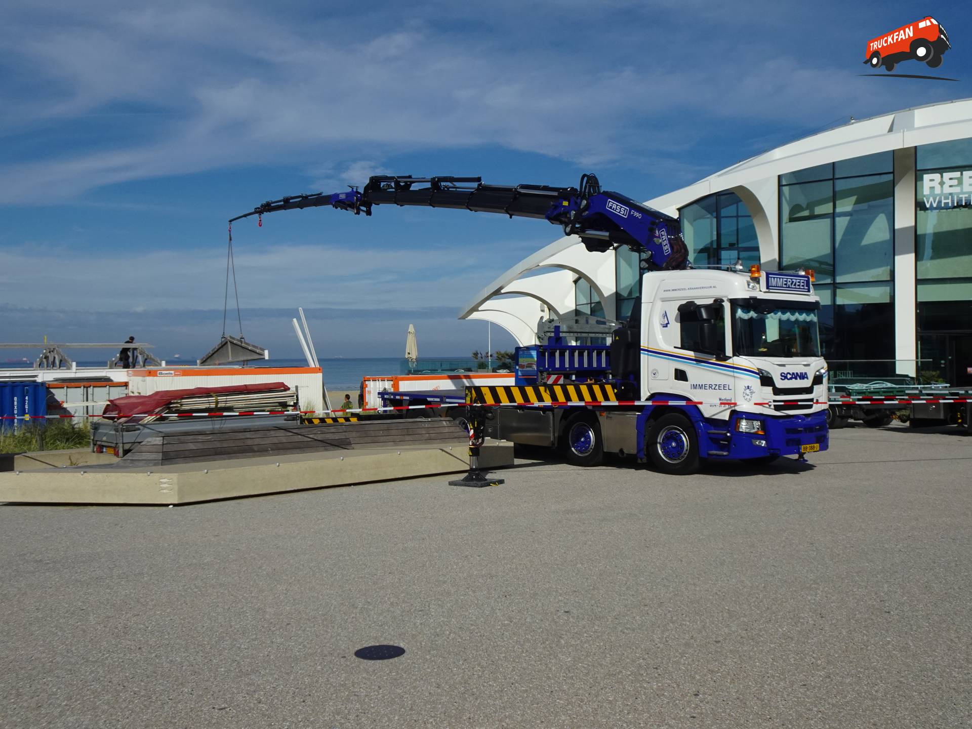 Scania G460 aan het opladen bij strandtent