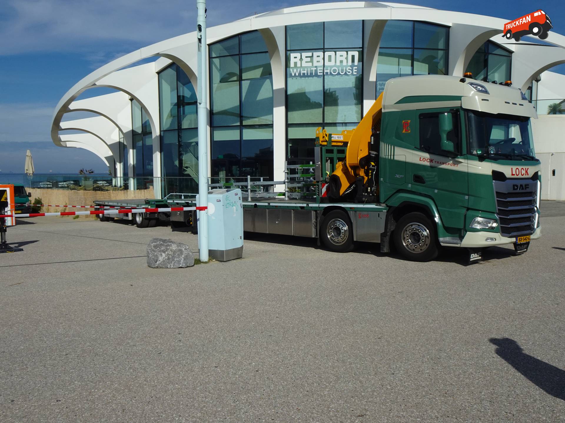 DAF XF aanhanger bij opladen strandtent