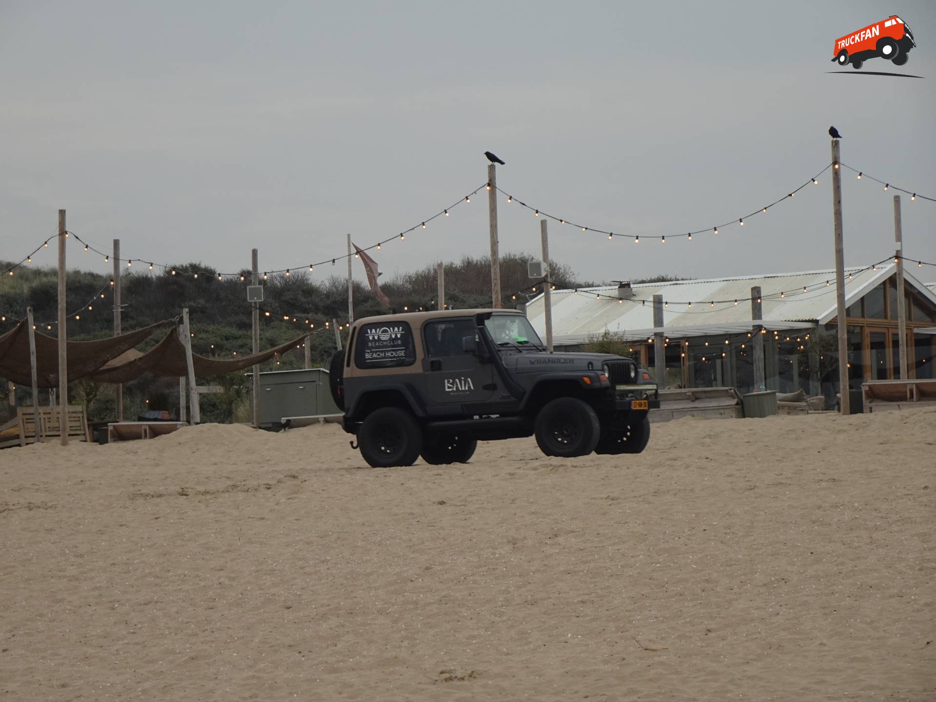 Jeep Wrangler op het strand bij Scheveningen