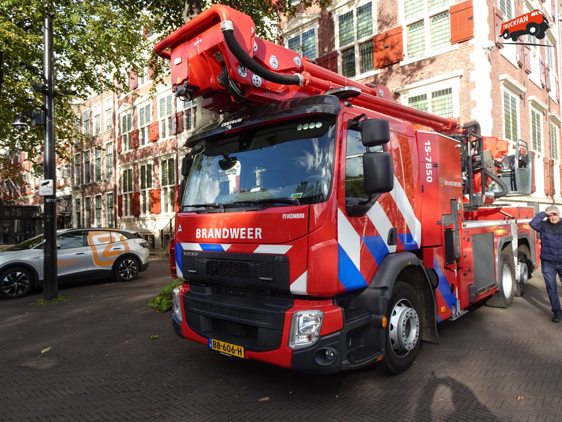 Volvo FE brandweerauto in Den Haag