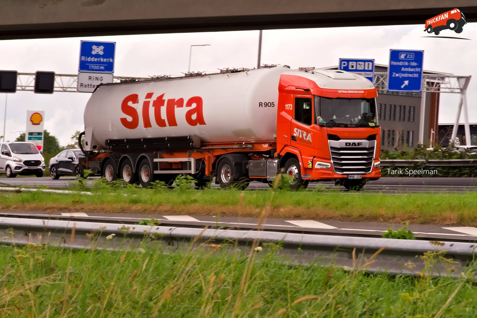 1173, DAF XF vrachtwagen van Sitra op de A16