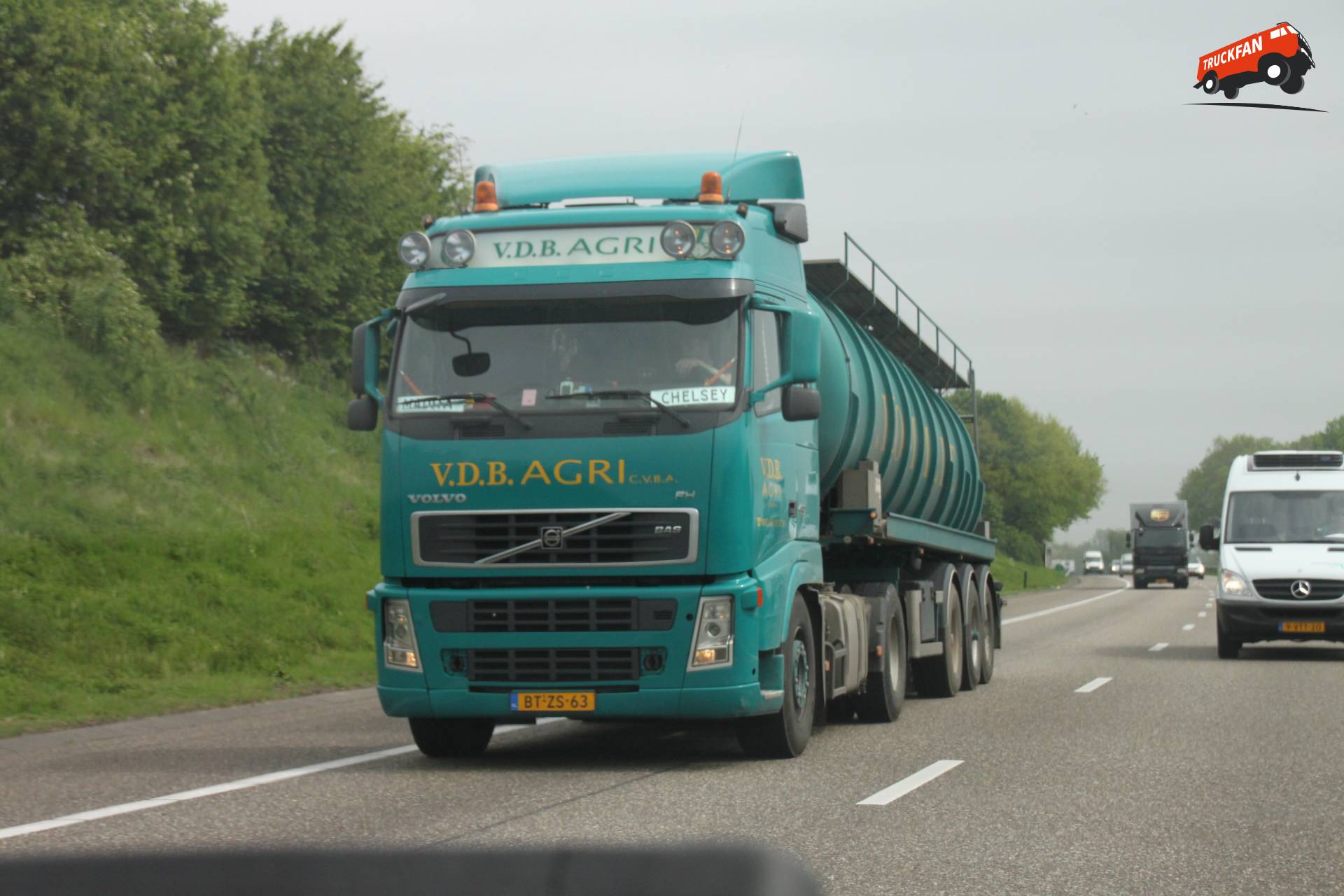 Volvo FH vrachtwagen bij V D B Agri