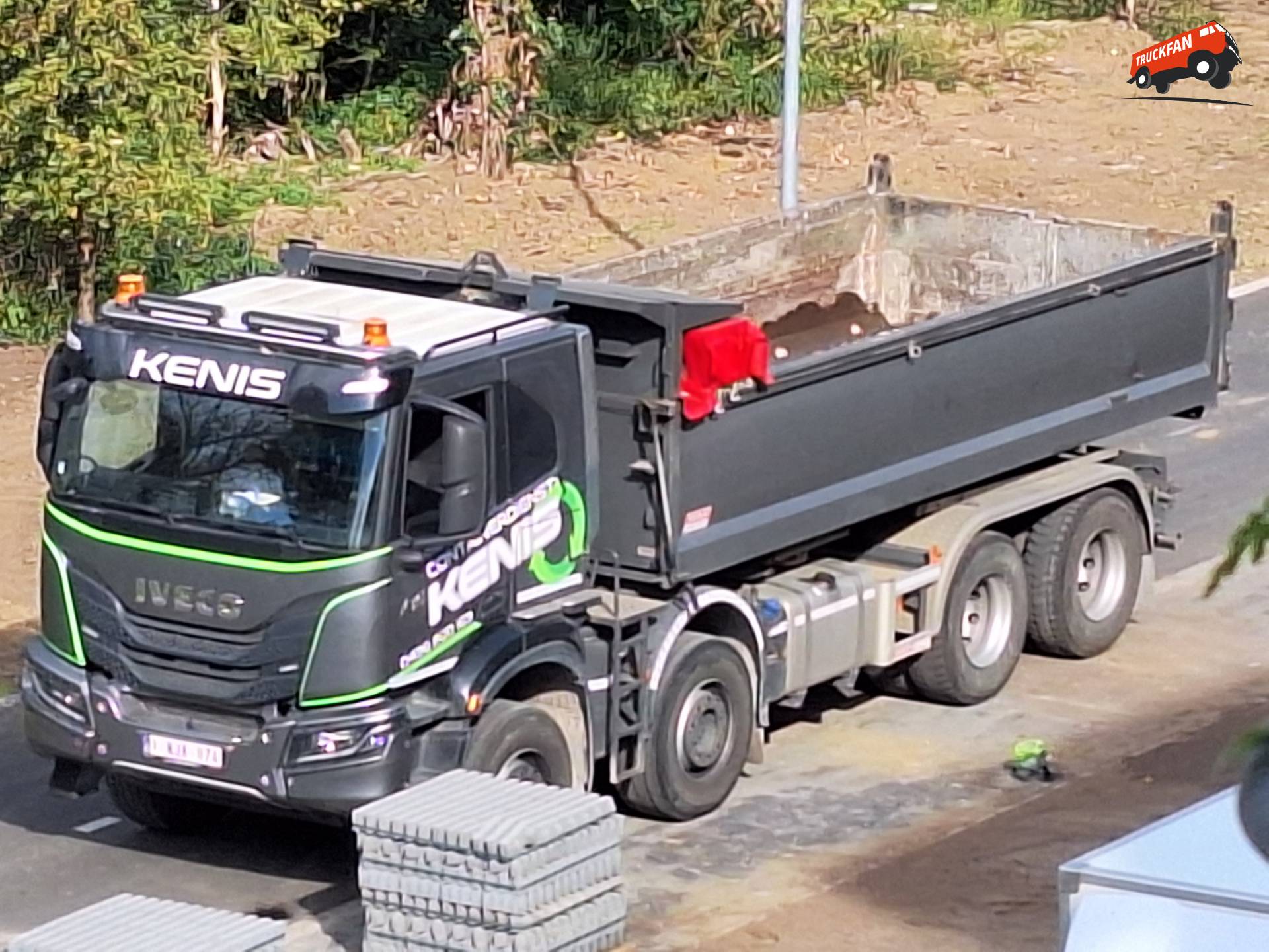 Iveco X-Way op fietspad