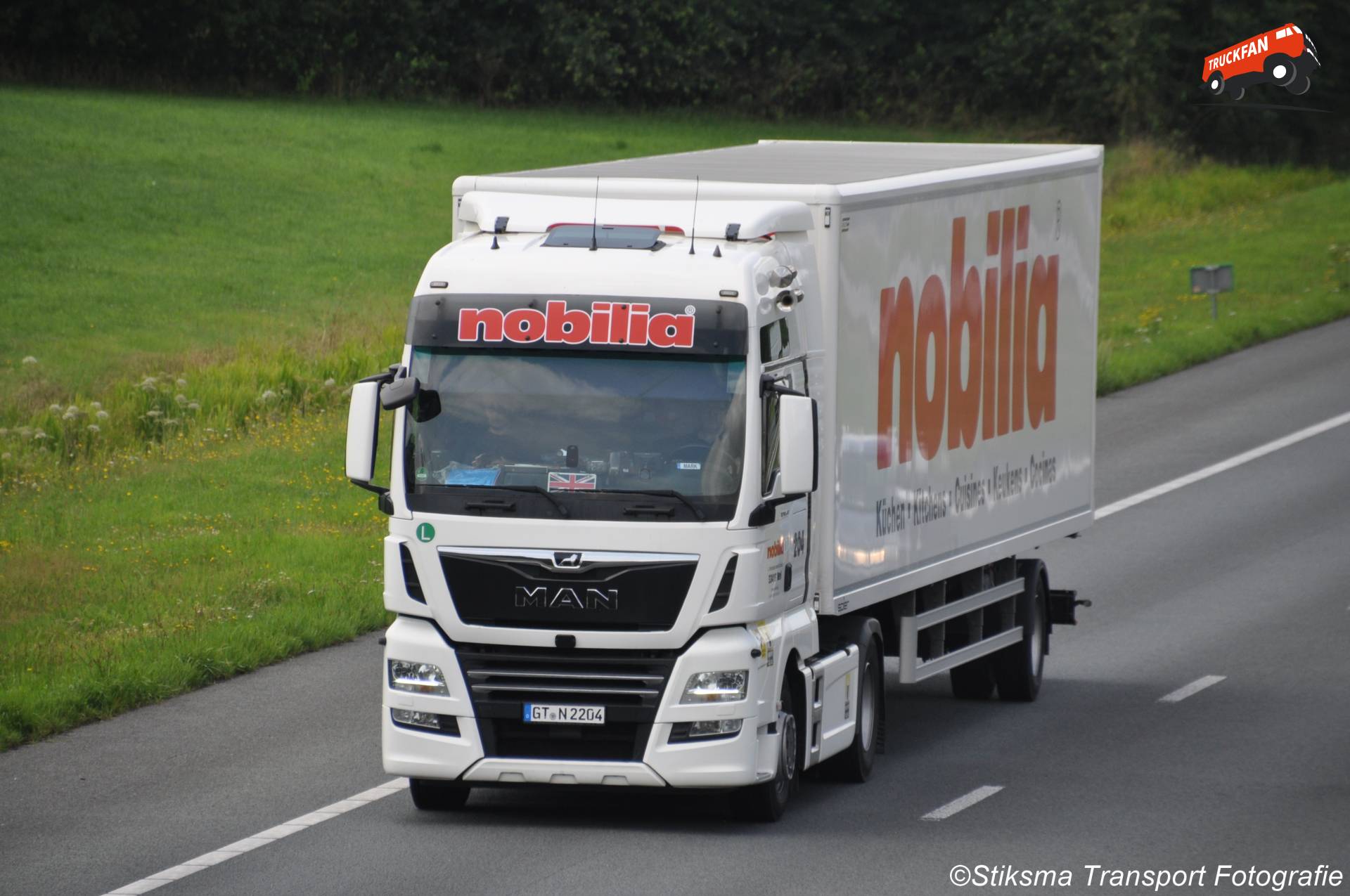 MAN TGX vrachtwagen met gesloten transport