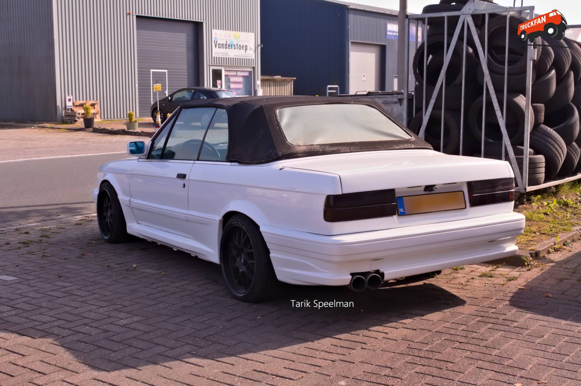 BMW E30 320i Cabriolet in Strijen