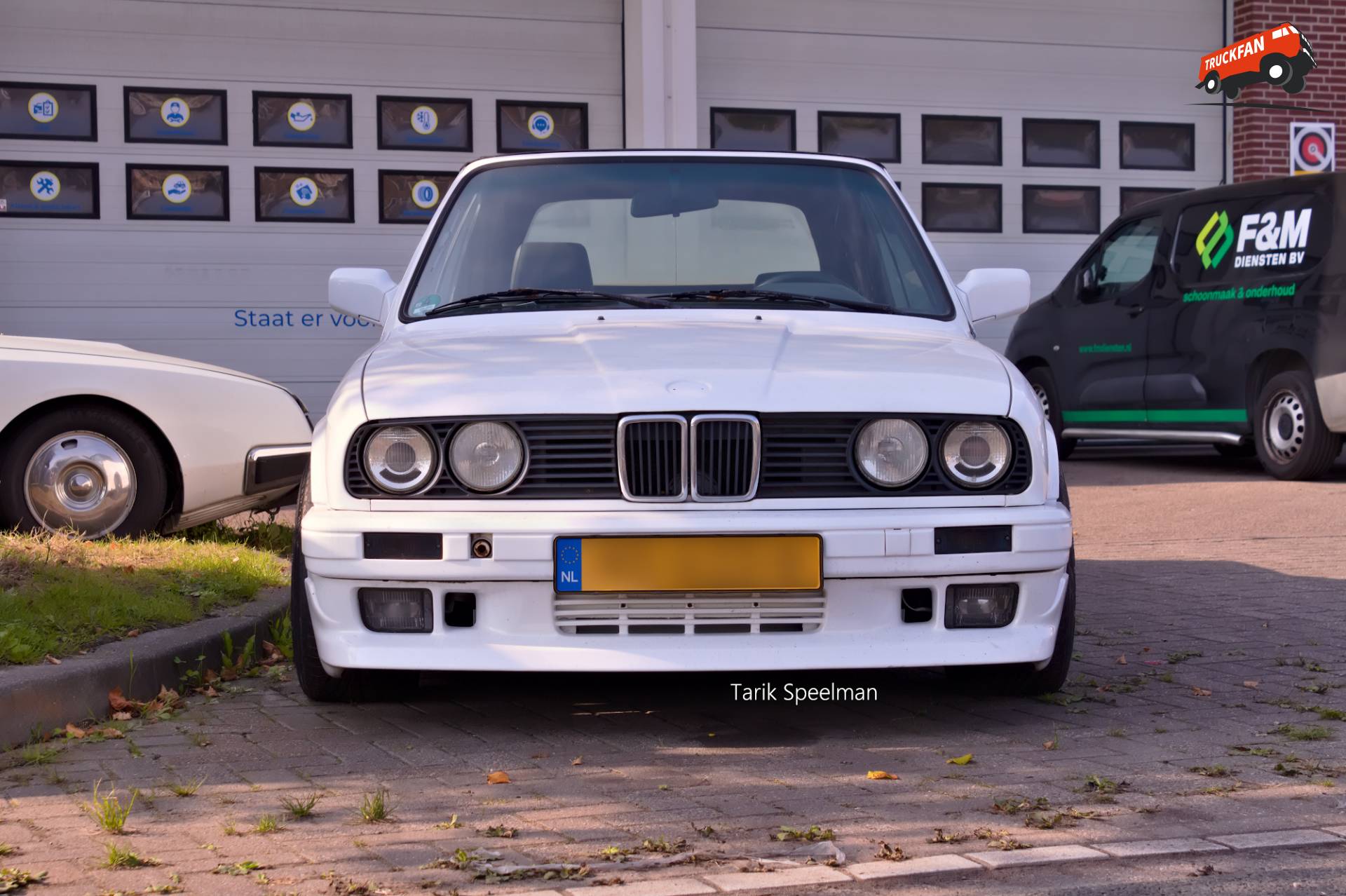 BMW E30 320i Cabriolet in Strijen