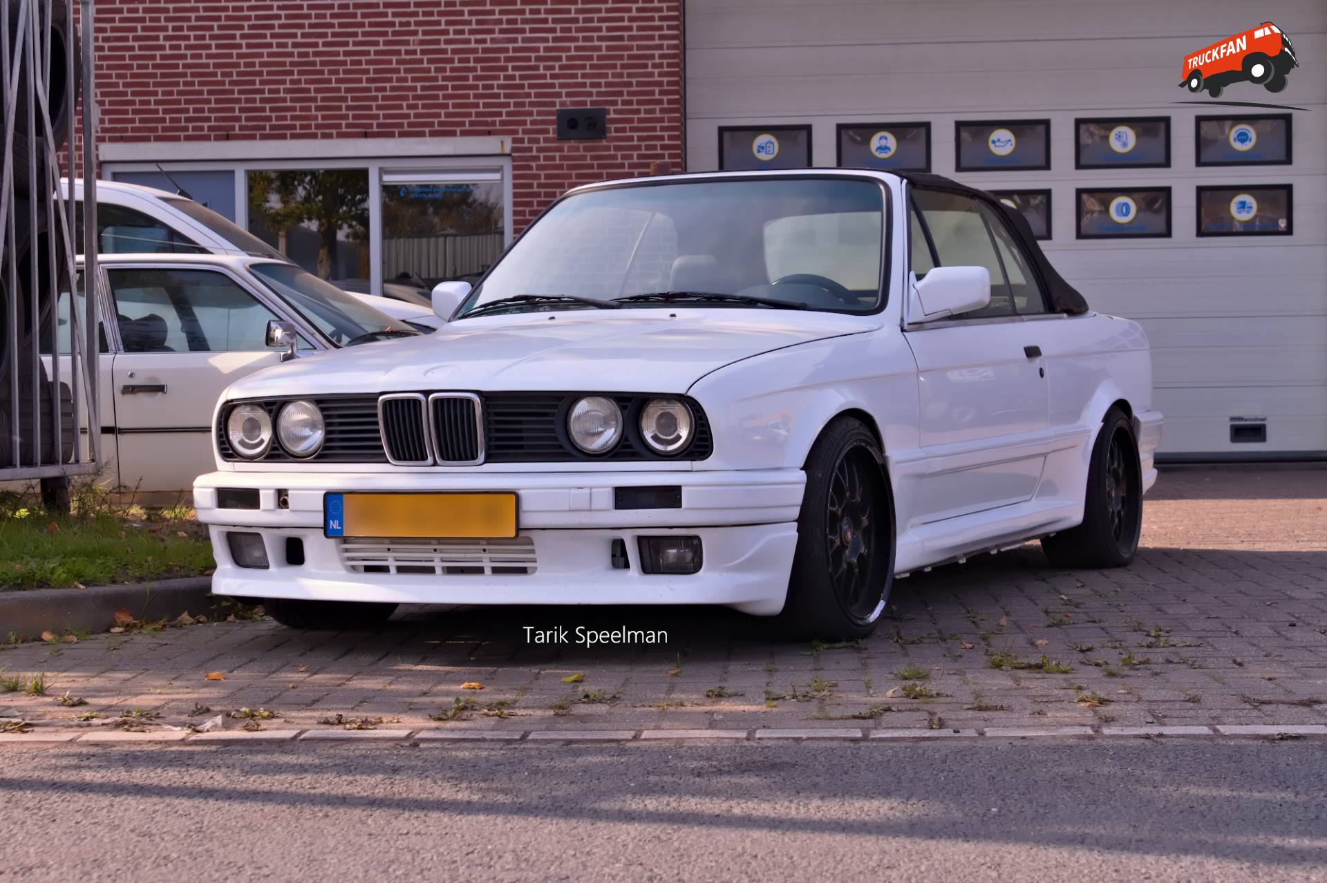 BMW E30 320i Cabriolet in Strijen