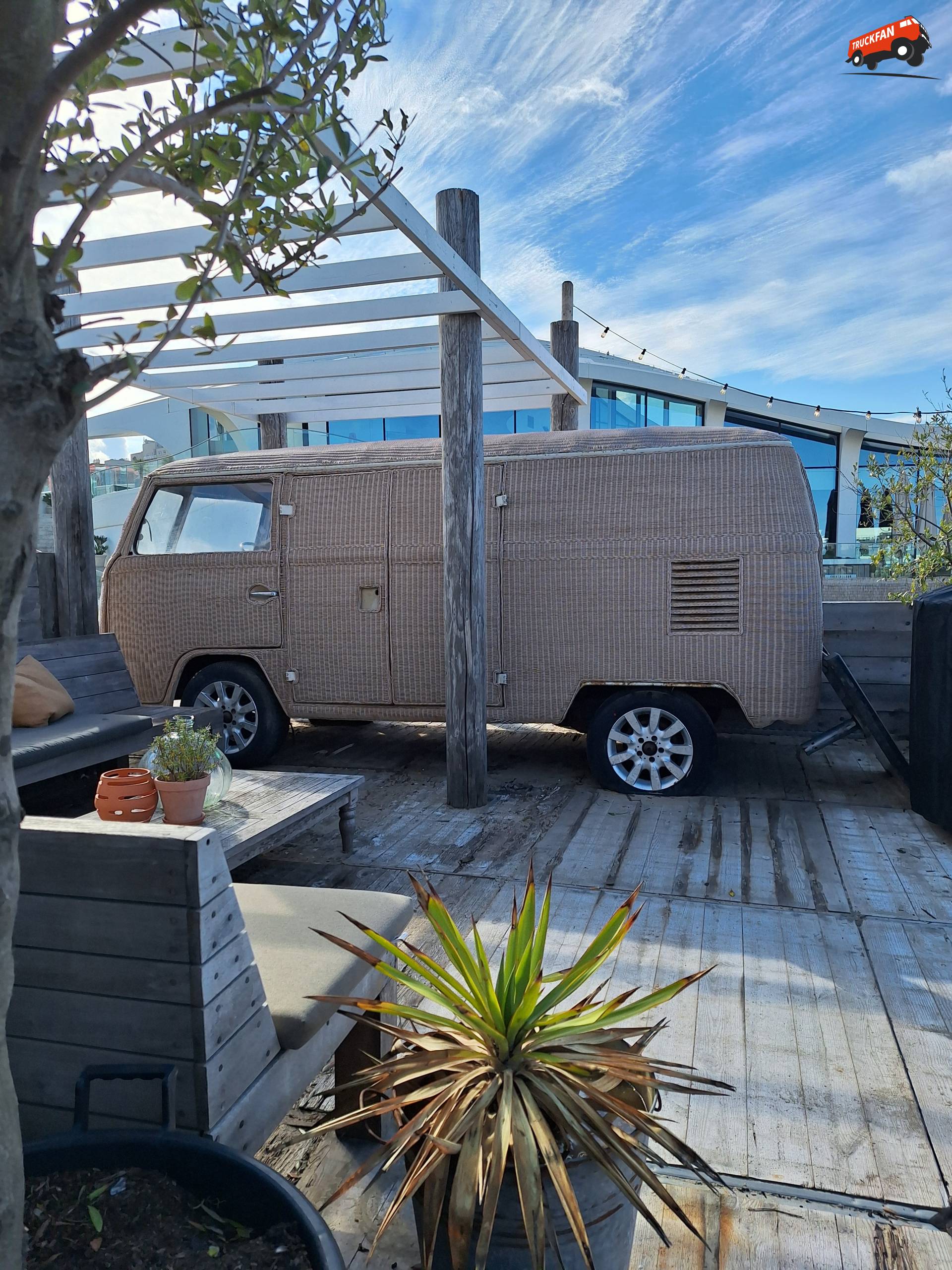 Volkswagen T1 met matten op terras in Scheveningen