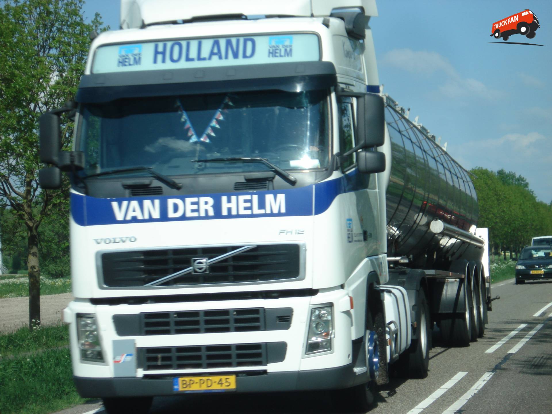 Volvo FH12 vrachtwagen van vd Helm