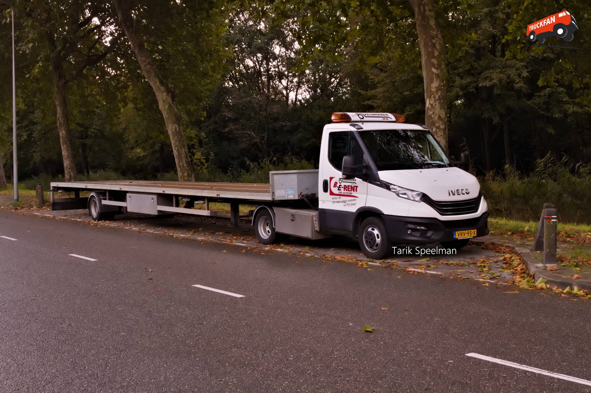 Iveco Daily met Kuiper PLV-G trailer in Zwijndrecht