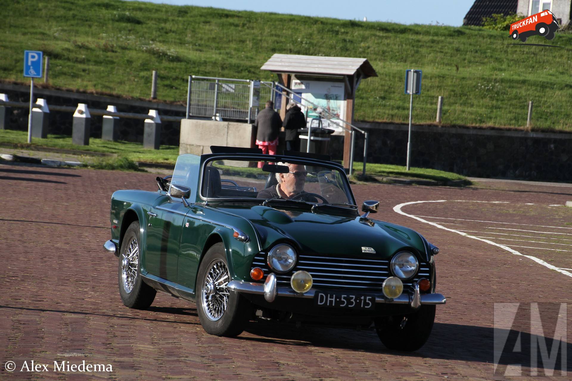 Triumph TR250 uit 1969 in haven Oudeschild