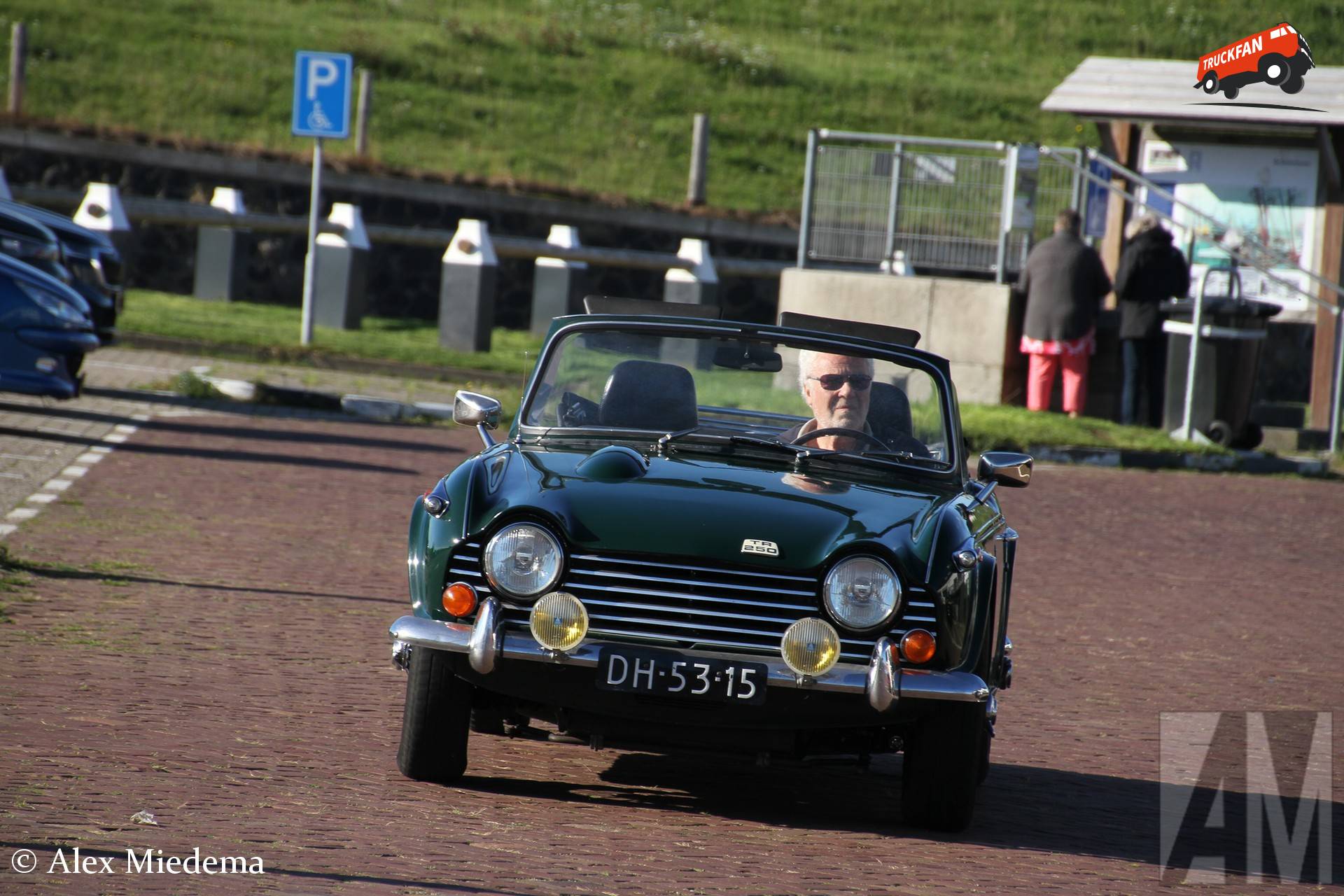 Triumph TR250 uit 1969 in haven Oudeschild