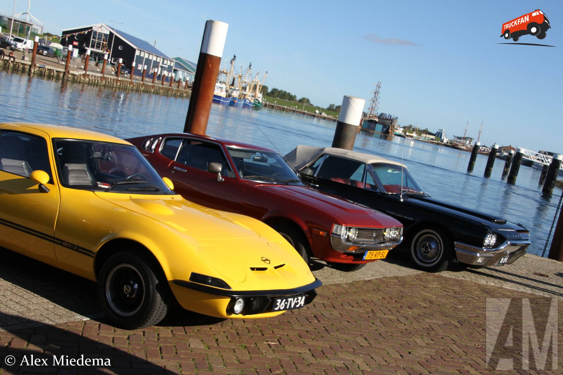 Opel GT bouwjaar 1974 in haven Oudeschild