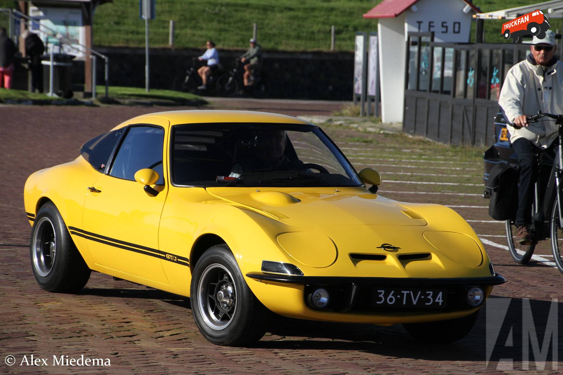 Opel GT 1974 bij Meet and Greet Oldtimers Texel