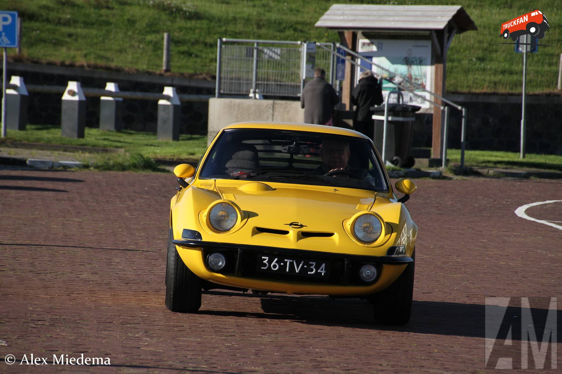 Opel GT 1974 bij Meet and Greet Oldtimers Texel