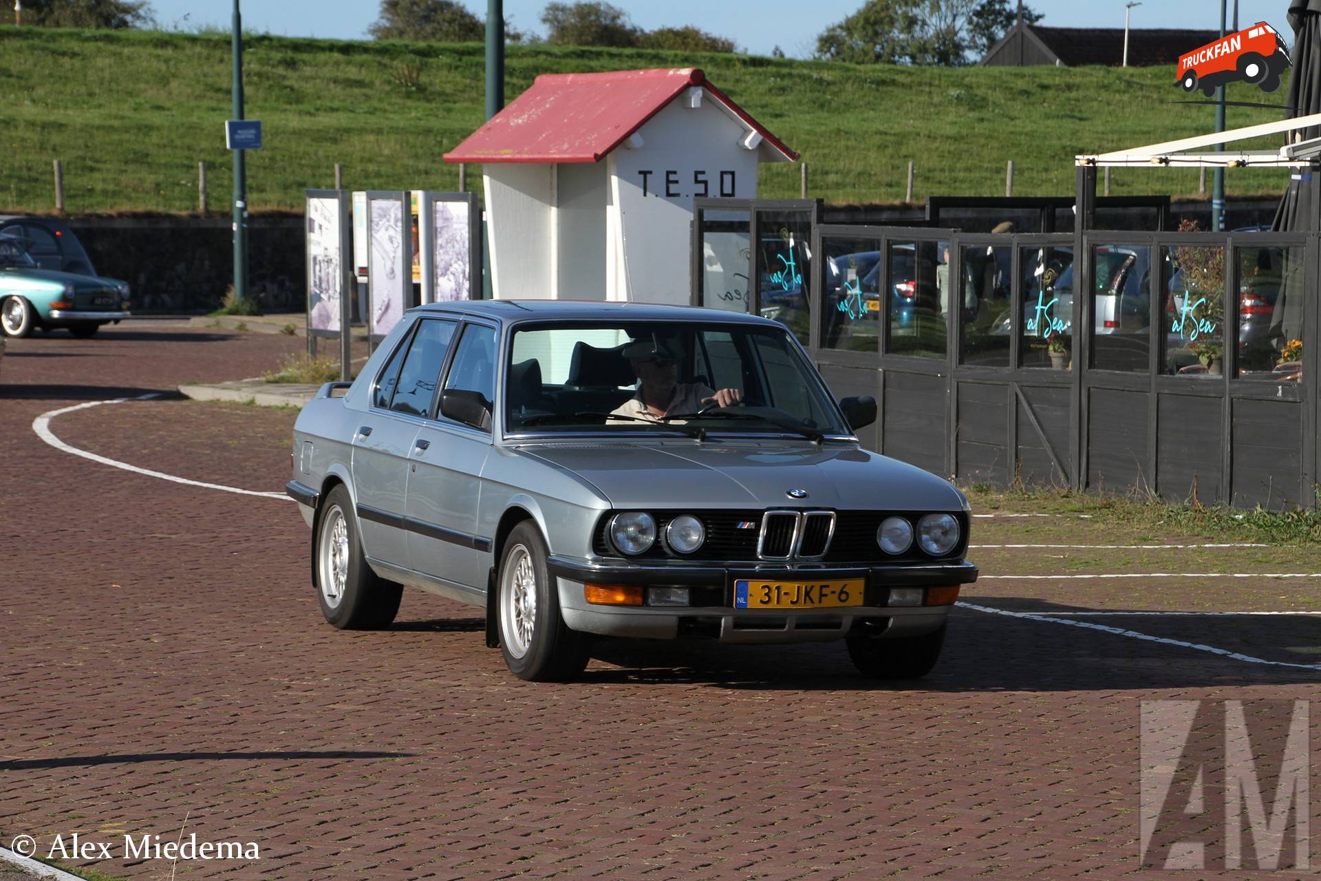 BMW 528i uit 1984 bij Oldtimers Texel