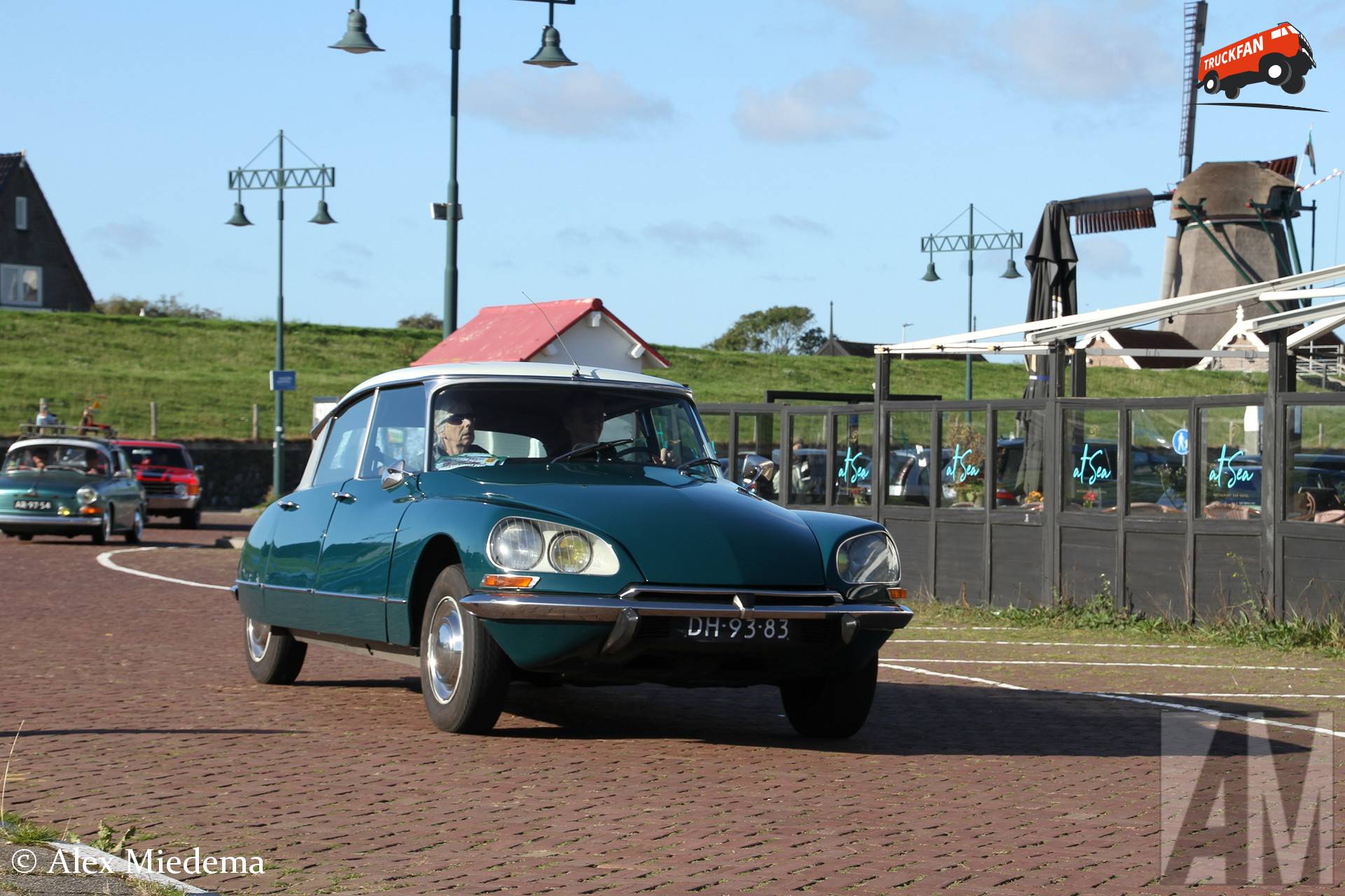 Citroën DS20 uit 1969 in haven Oudeschild