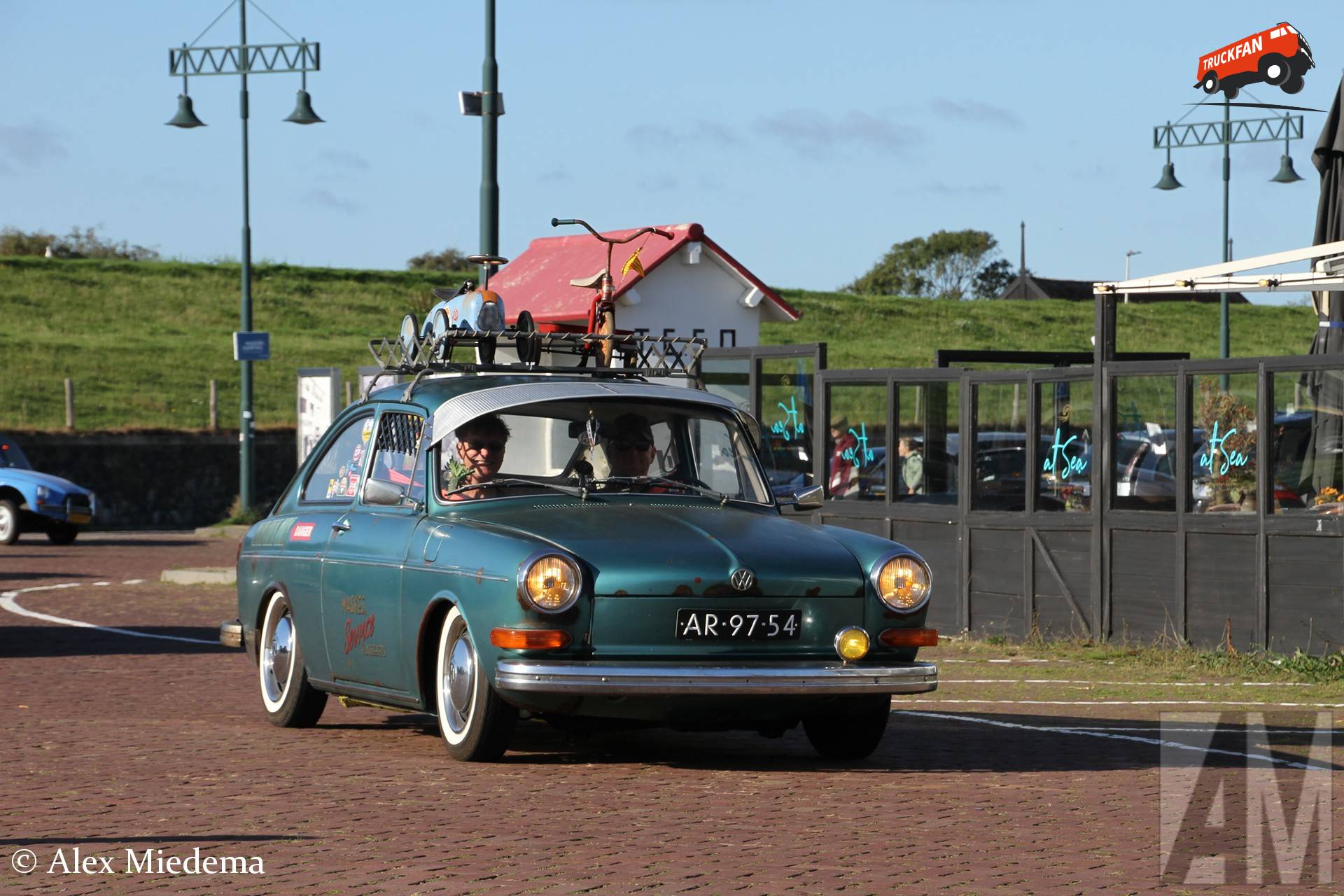 Volkswagen Type 3 uit 1972 in haven Oudeschild