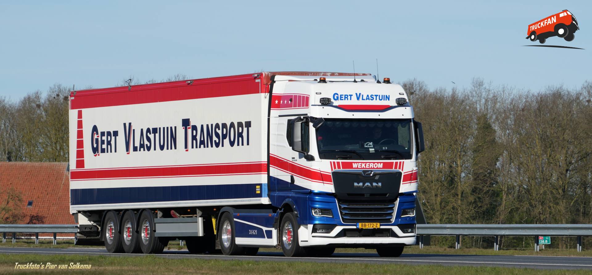 MAN TGX vrachtwagen met gesloten opbouw