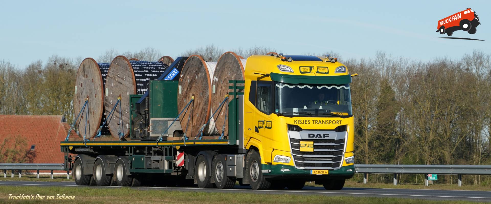 DAF XF vrachtwagen op A7 in Joure