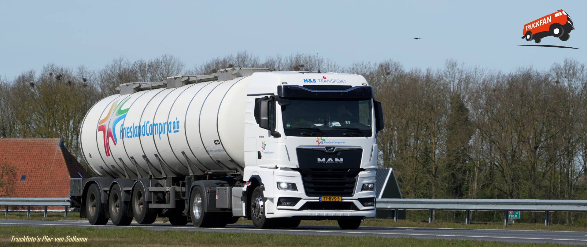 MAN TGX tanktransport op A7 bij Joure