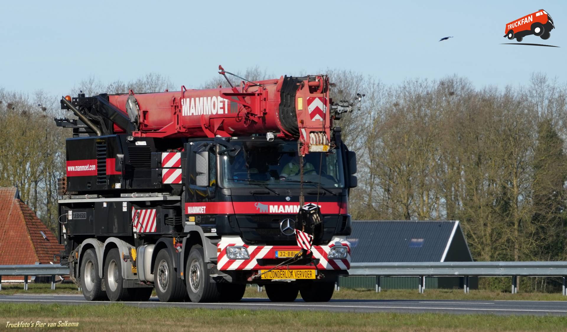Mercedes Benz Actros hijskraan bij A7 Joure