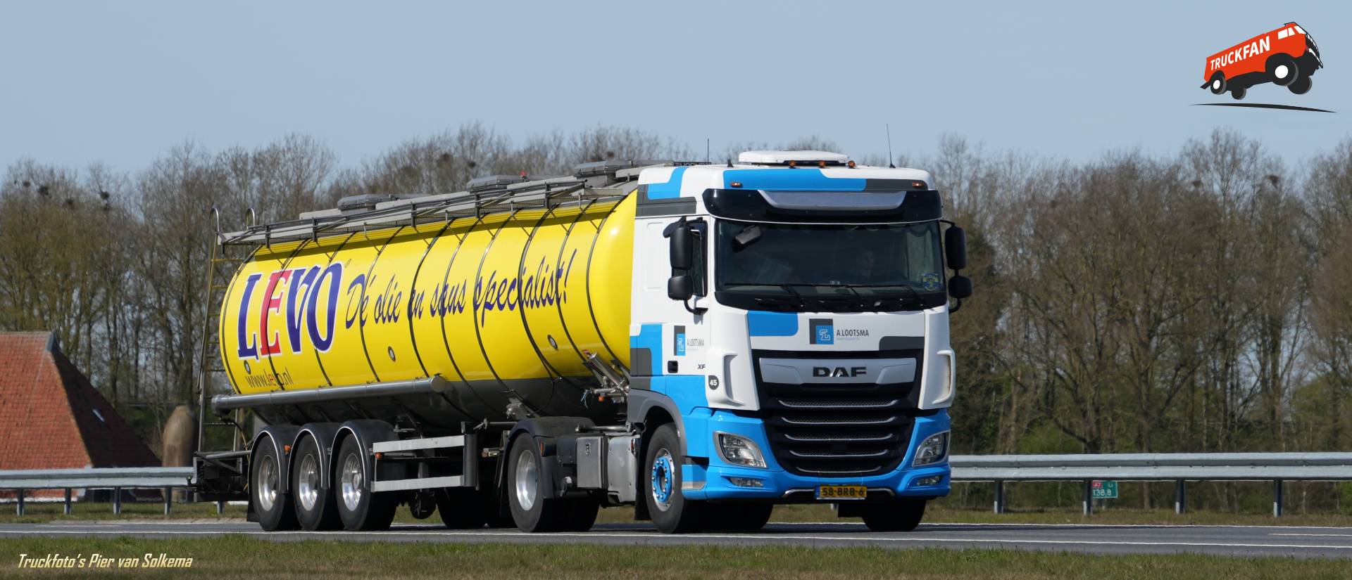 DAF XF Tanktransport op A7 Joure
