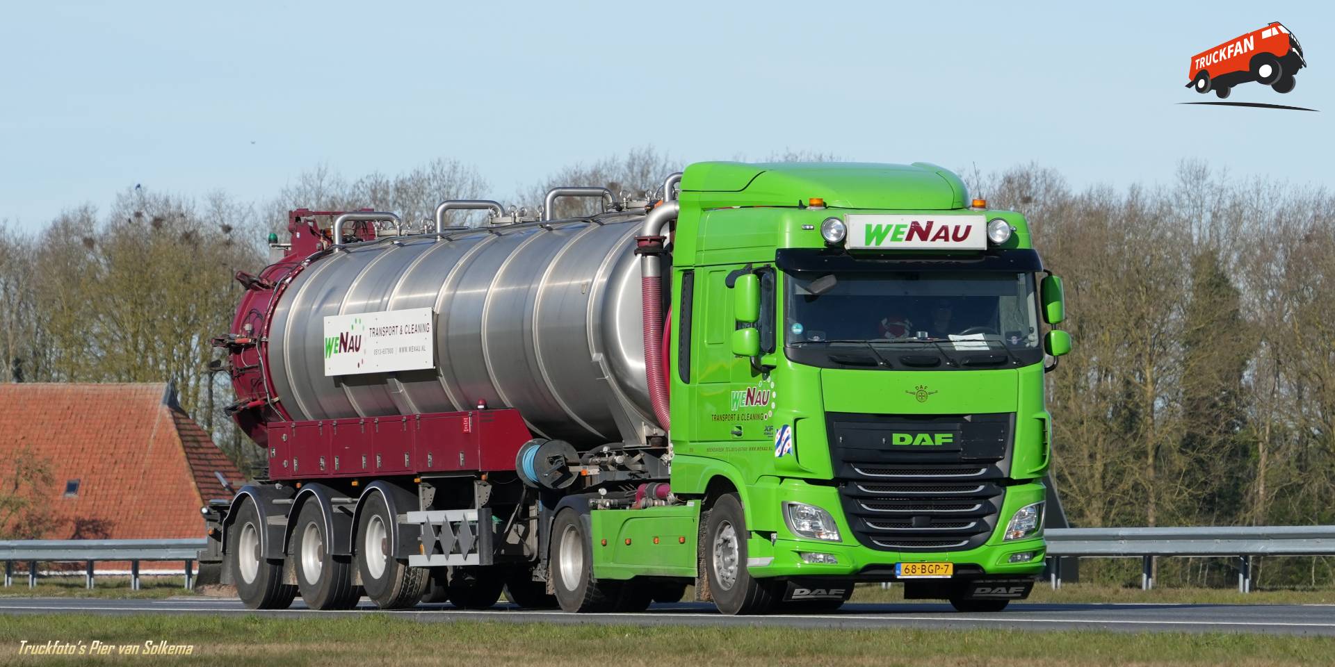 DAF XF tanktransport op A7 Joure